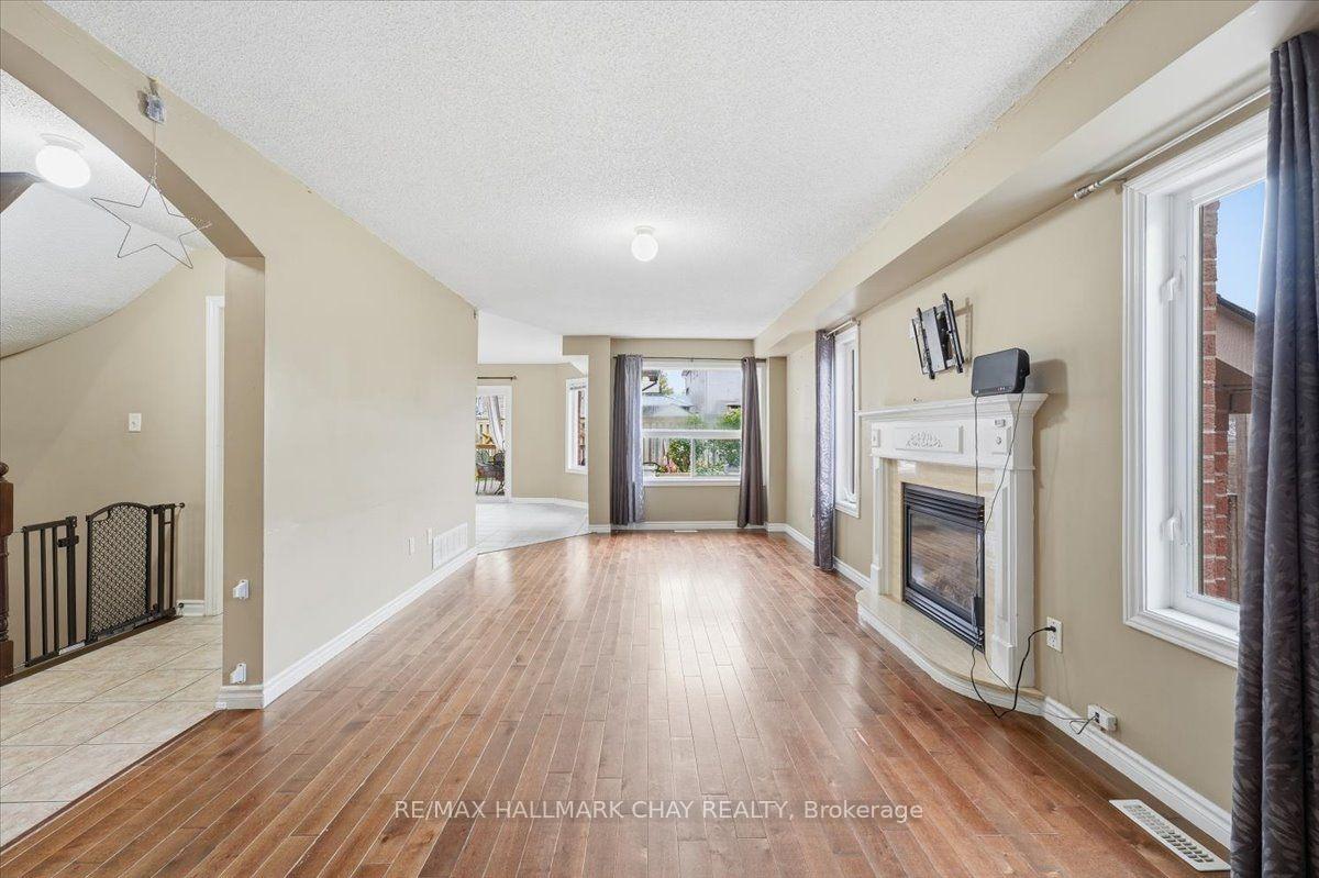 Photo 7 of Unit Main/Upper, 484 Ferndale Drive, Barrie, Northwest — HOMEH