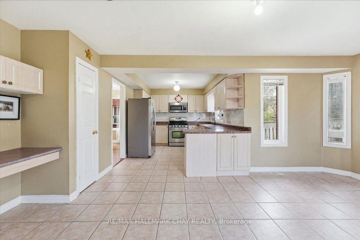 Photo 10 of Unit Main/Upper, 484 Ferndale Drive, Barrie, Northwest — HOMEH