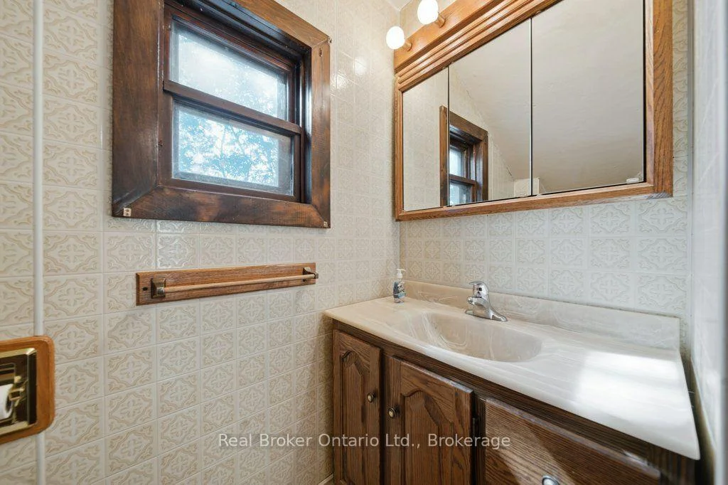 Photo 23 of 84 Alma Street N, Guelph, Junction/Onward Willow — HOMEH