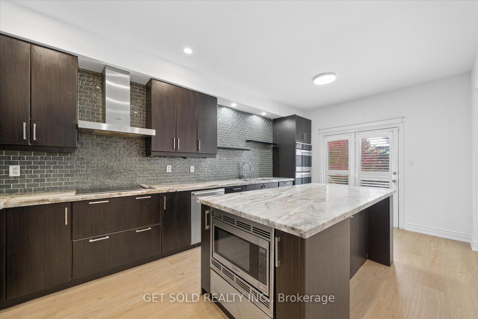 Photo 10 of 5 Ravine Edge Drive, Richmond Hill, Jefferson — HOMEH