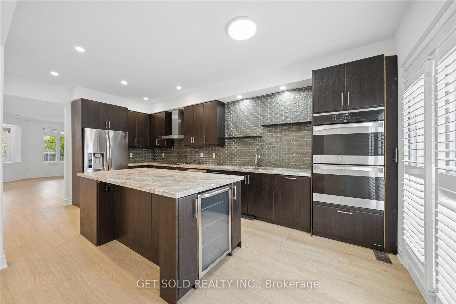 Photo 12 of 5 Ravine Edge Drive, Richmond Hill, Jefferson — HOMEH