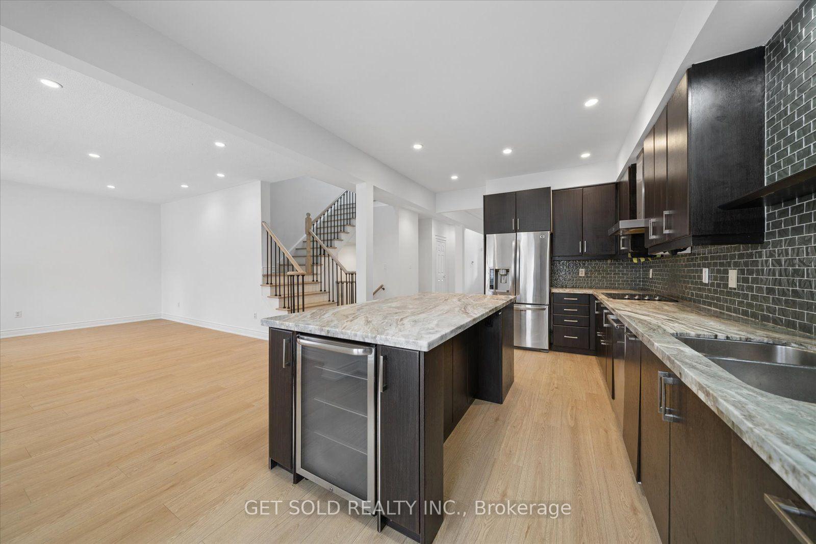 Photo 13 of 5 Ravine Edge Drive, Richmond Hill, Jefferson — HOMEH