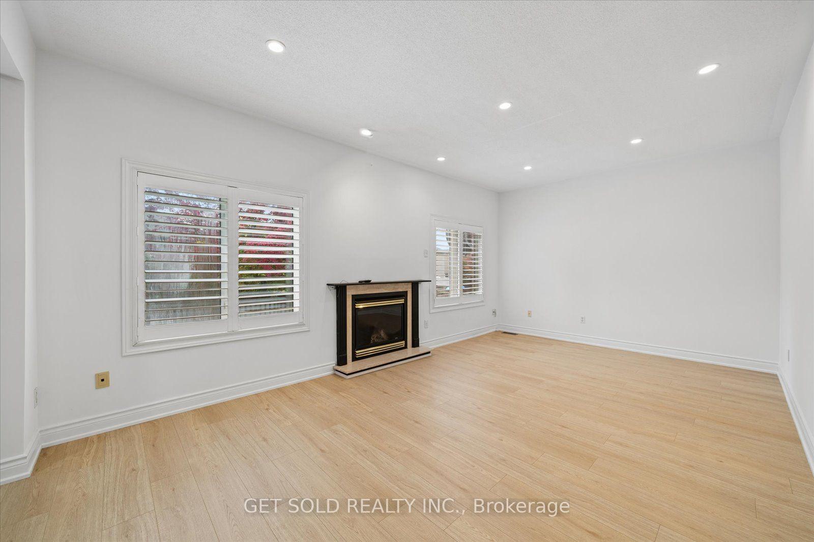 Photo 15 of 5 Ravine Edge Drive, Richmond Hill, Jefferson — HOMEH