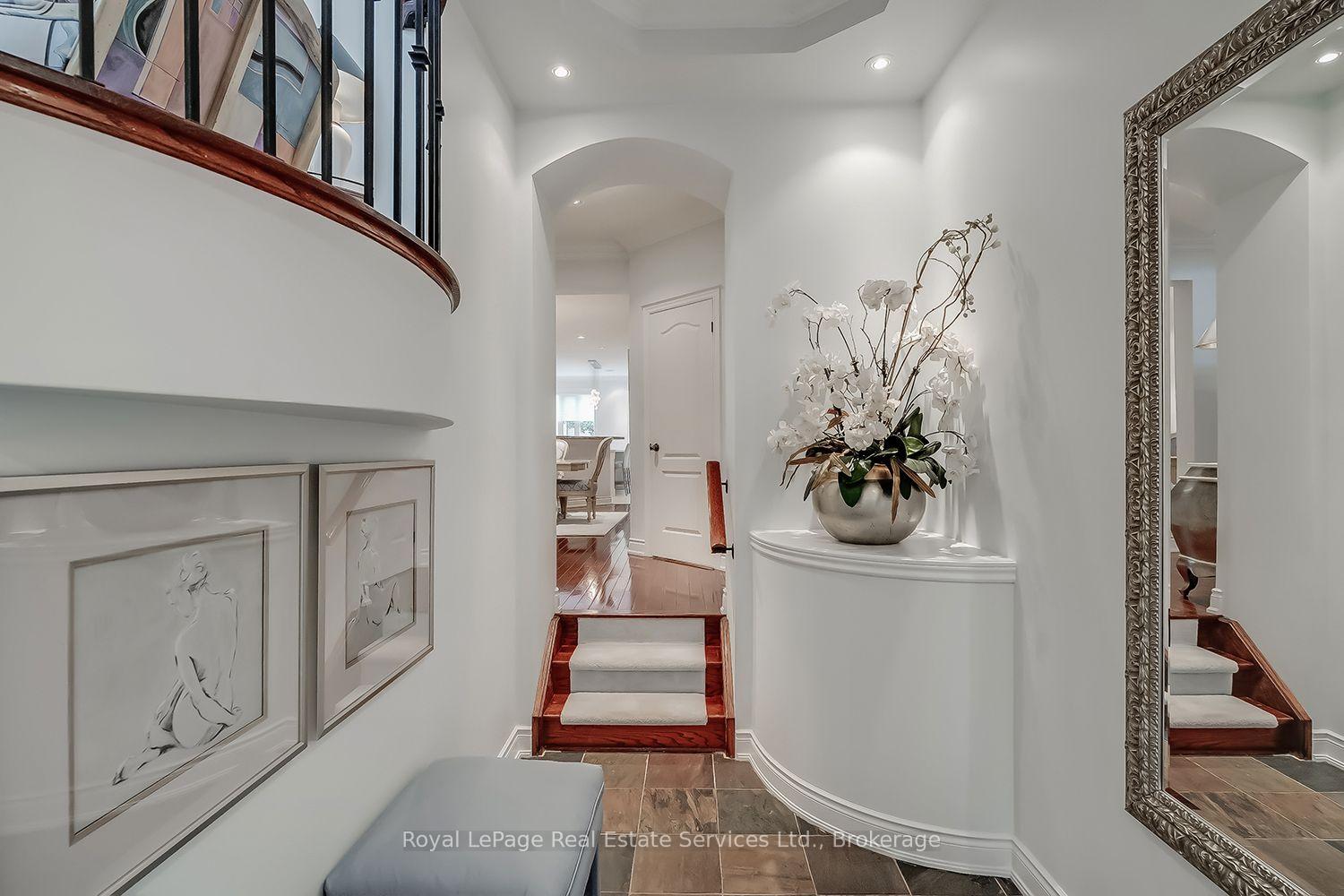 Photo 3 of 207 Tawny Crescent, Oakville, Bronte — HOMEH