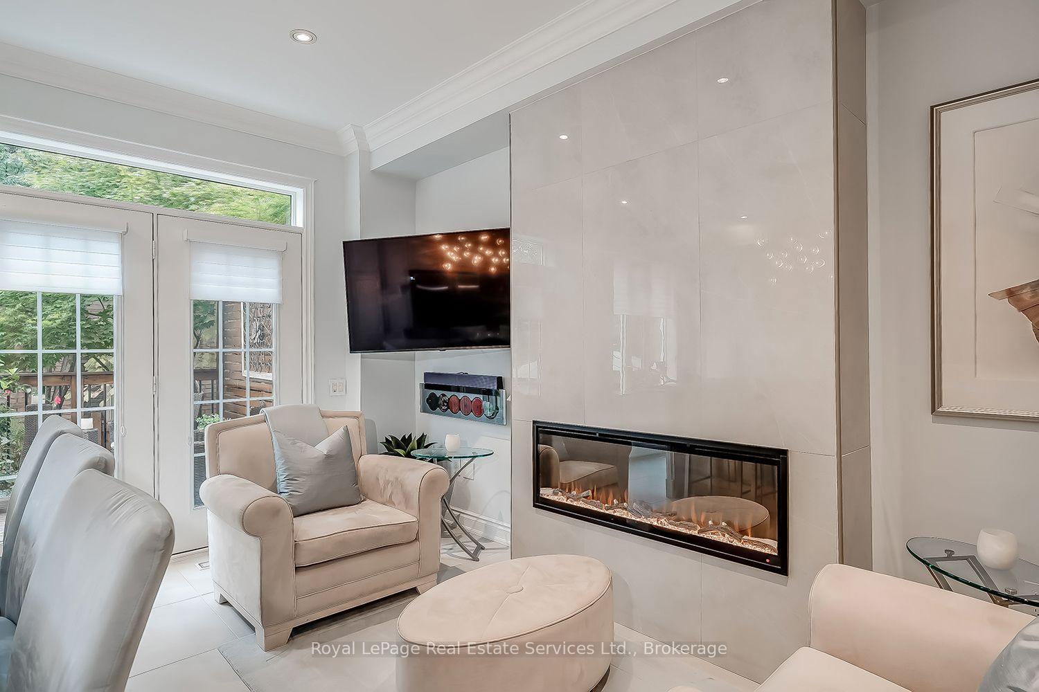 Photo 12 of 207 Tawny Crescent, Oakville, Bronte — HOMEH