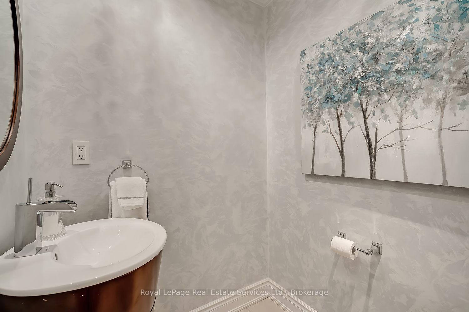 Photo 14 of 207 Tawny Crescent, Oakville, Bronte — HOMEH