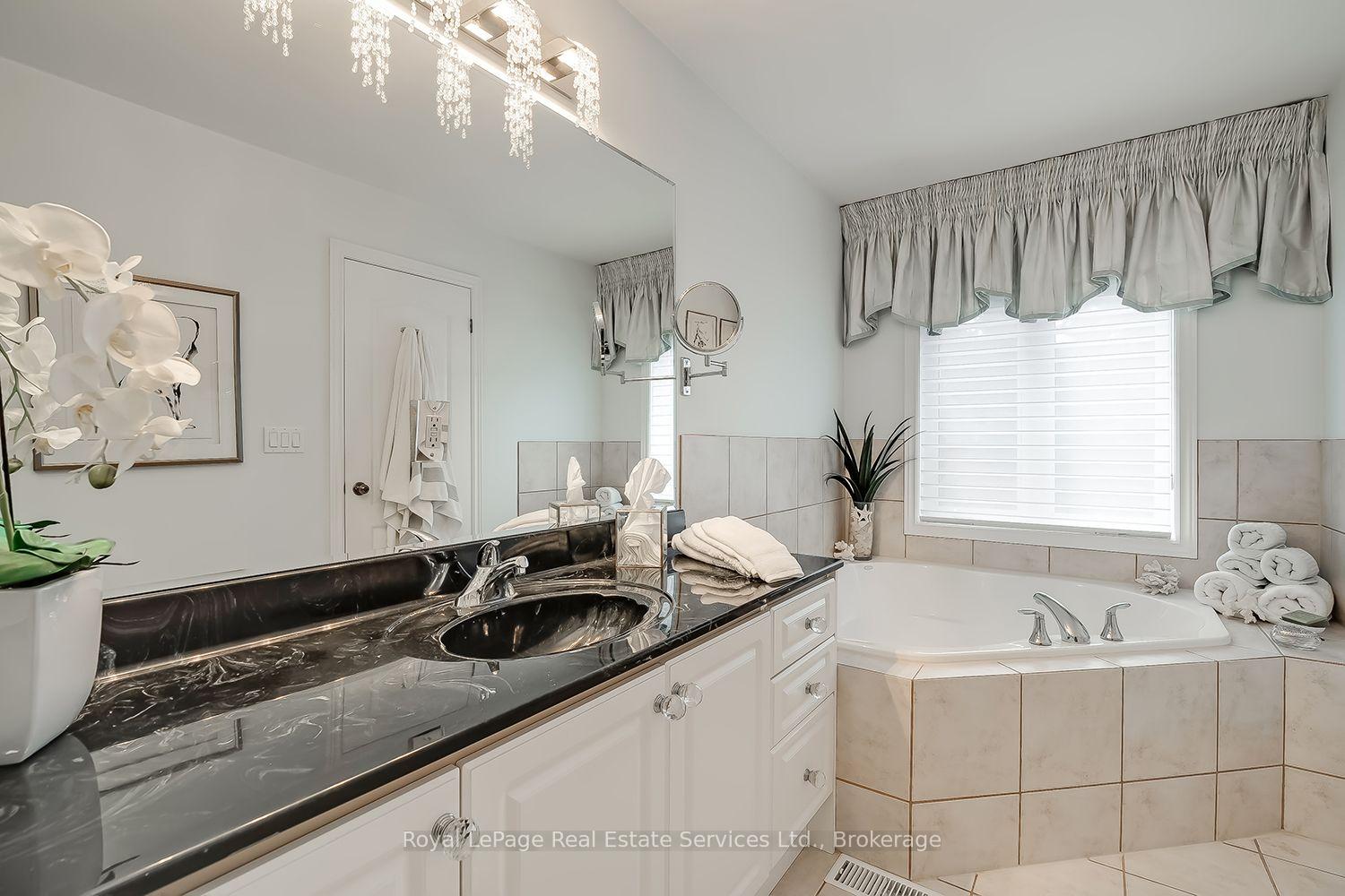 Photo 24 of 207 Tawny Crescent, Oakville, Bronte — HOMEH