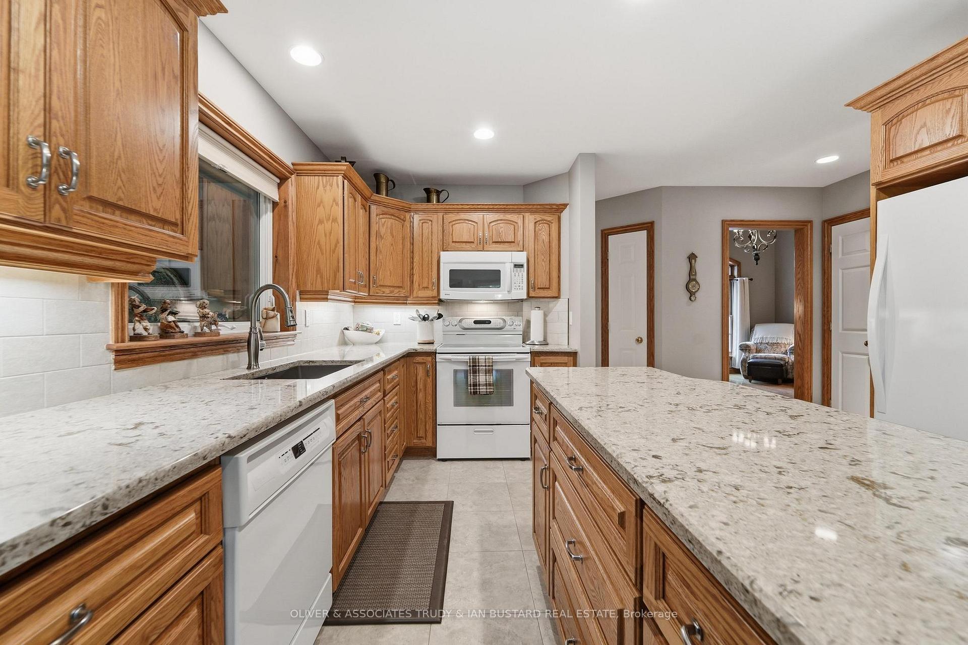 Photo 12 of 10075 Jennison Crescent, Lambton Shores, Grand Bend — HOMEH