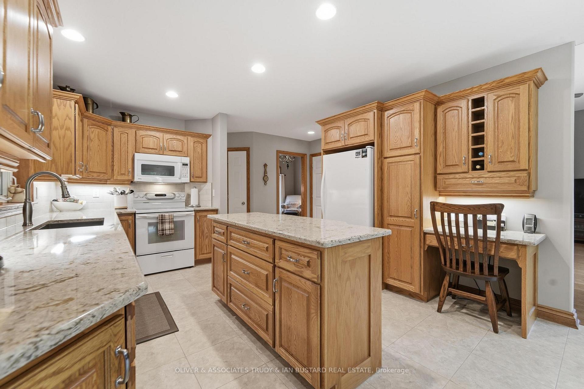 Photo 13 of 10075 Jennison Crescent, Lambton Shores, Grand Bend — HOMEH