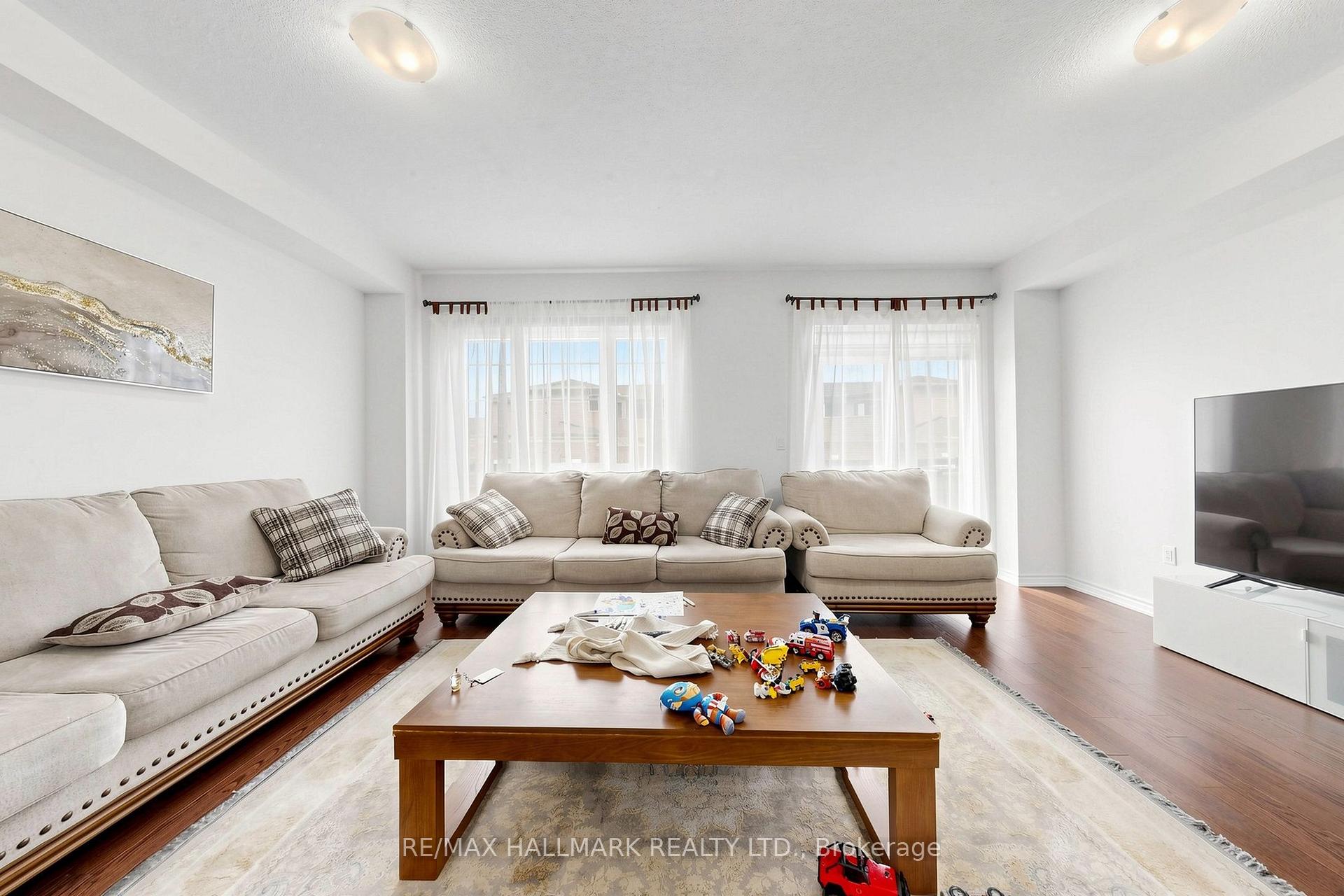 Photo 10 of 37 Velvet Drive, Whitby, Rural Whitby — HOMEH