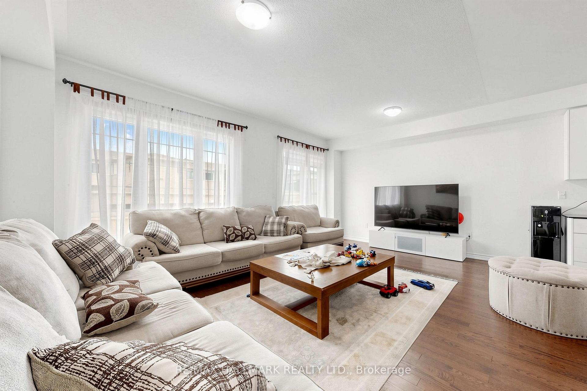 Photo 11 of 37 Velvet Drive, Whitby, Rural Whitby — HOMEH
