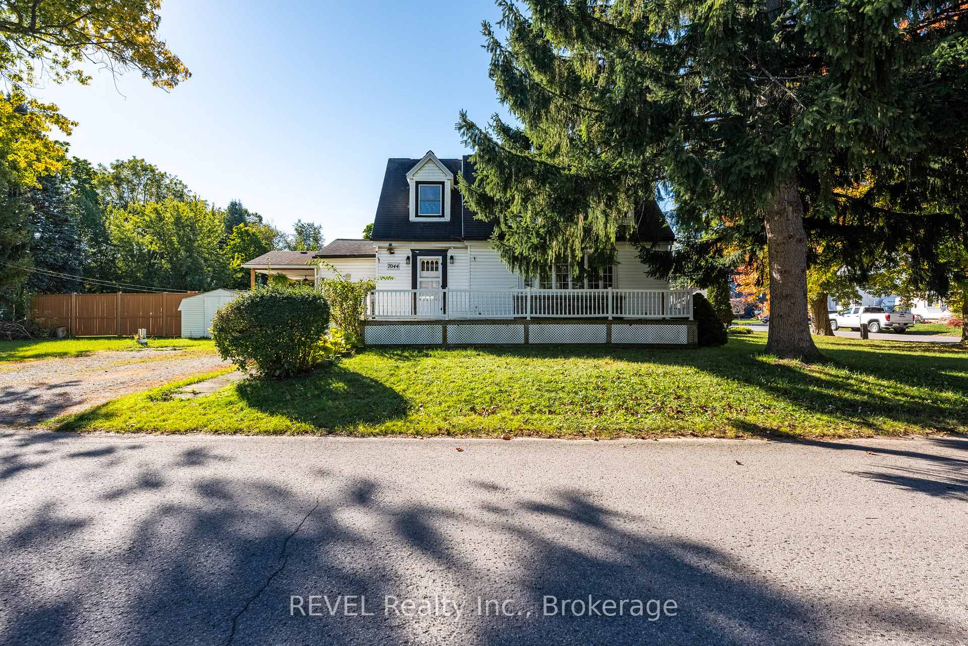 Photo 4 of 7044 Leeming Street, Niagara Falls, Hospital — HOMEH