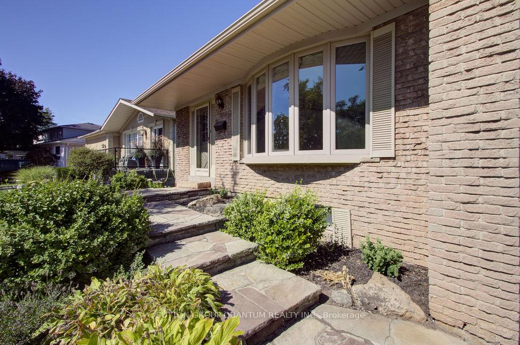 Photo 3 of 462 Withnell Crescent, Oakville, West — HOMEH
