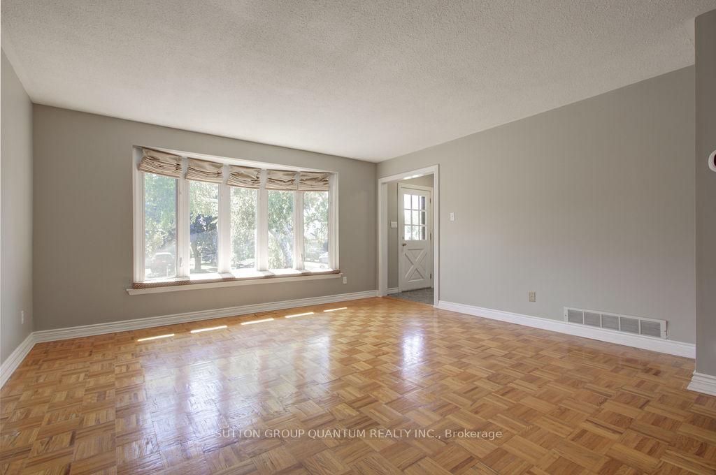 Photo 7 of 462 Withnell Crescent, Oakville, West — HOMEH
