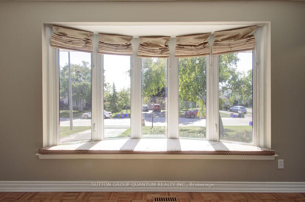 Photo 8 of 462 Withnell Crescent, Oakville, West — HOMEH