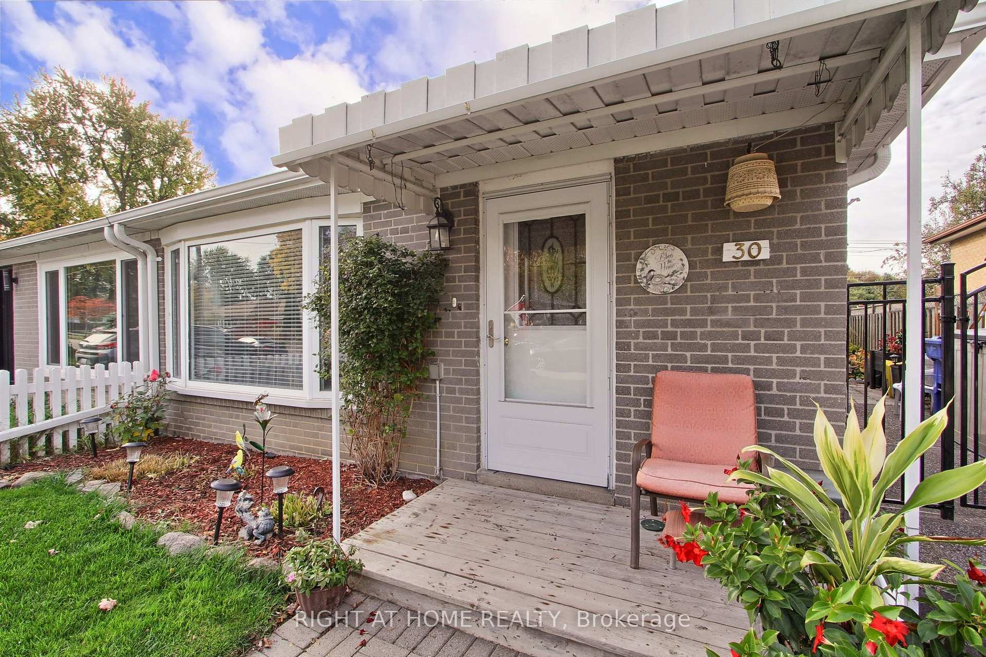 Photo 2 of 30 Kitimat Crescent, Aurora, Aurora Heights — HOMEH
