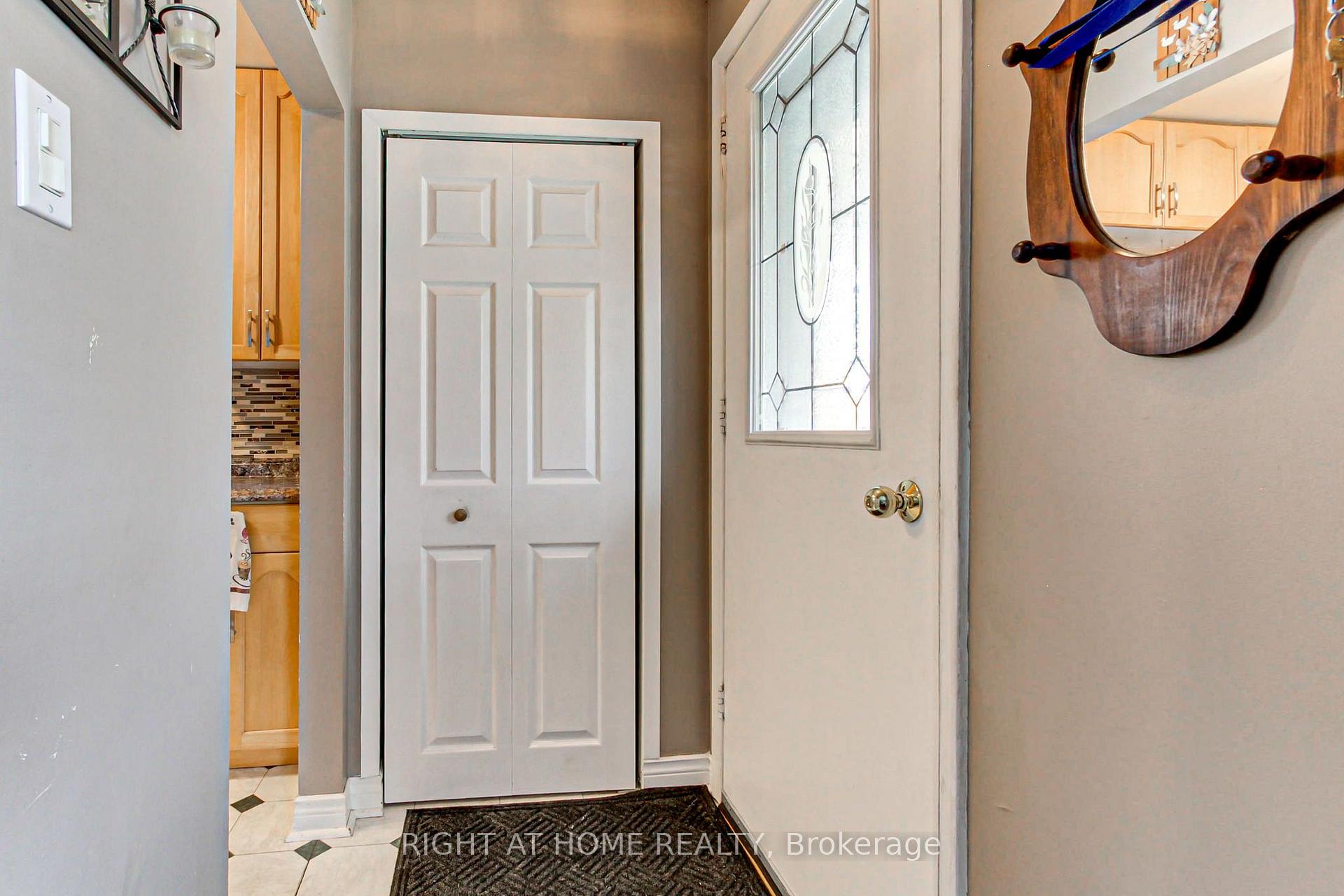 Photo 3 of 30 Kitimat Crescent, Aurora, Aurora Heights — HOMEH