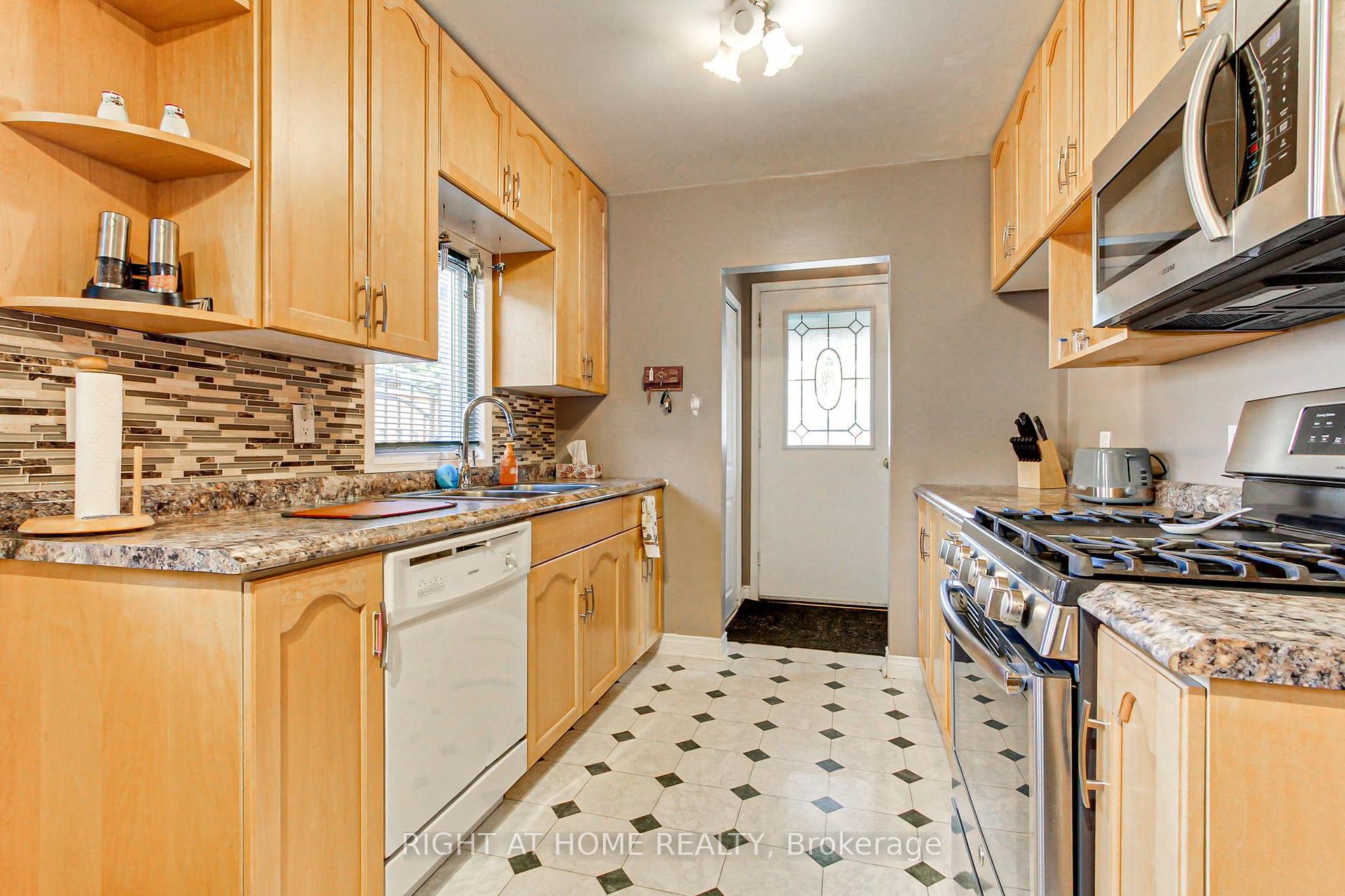 Photo 4 of 30 Kitimat Crescent, Aurora, Aurora Heights — HOMEH
