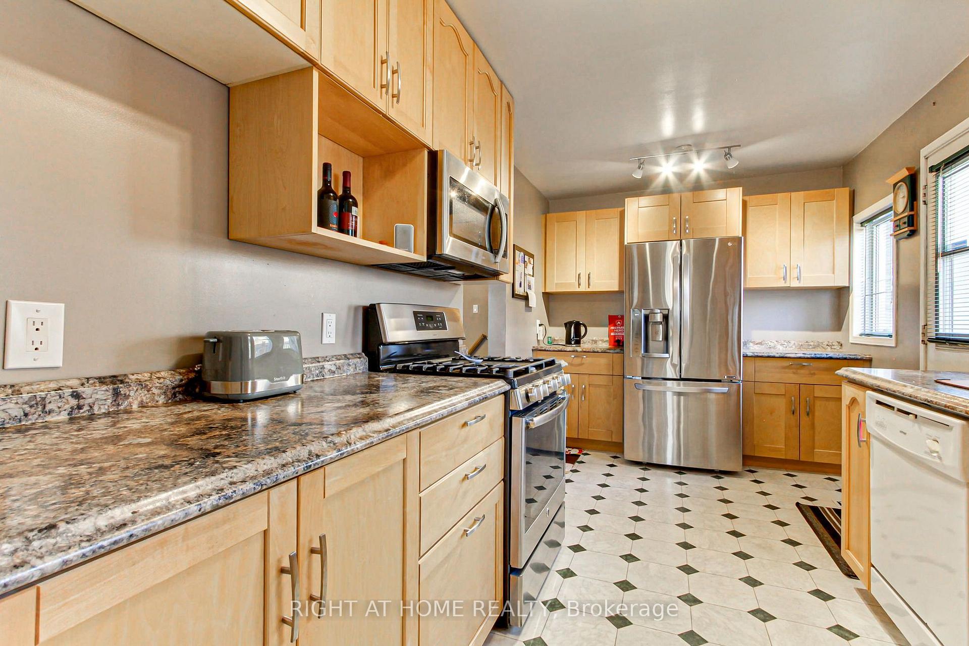 Photo 5 of 30 Kitimat Crescent, Aurora, Aurora Heights — HOMEH