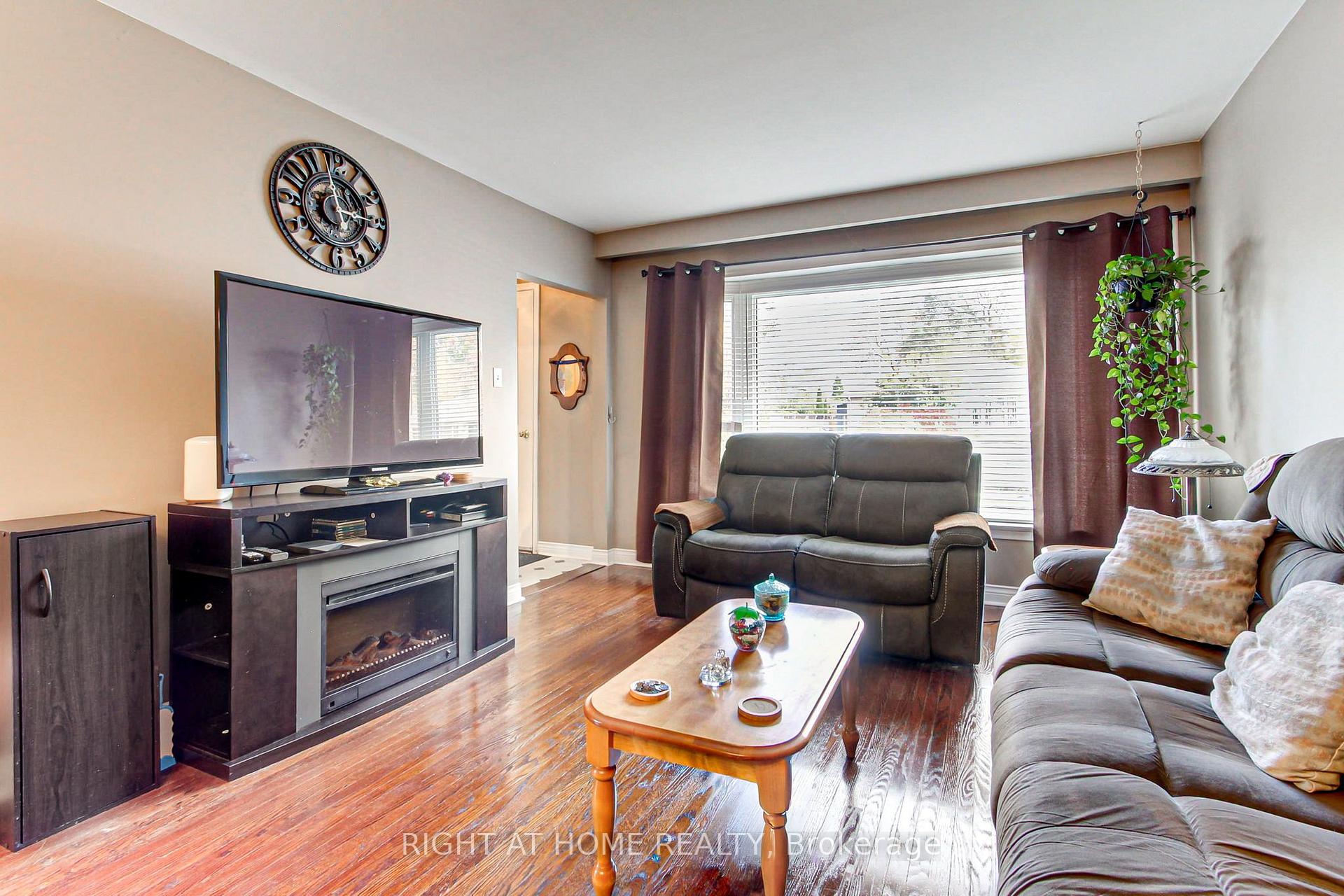 Photo 6 of 30 Kitimat Crescent, Aurora, Aurora Heights — HOMEH