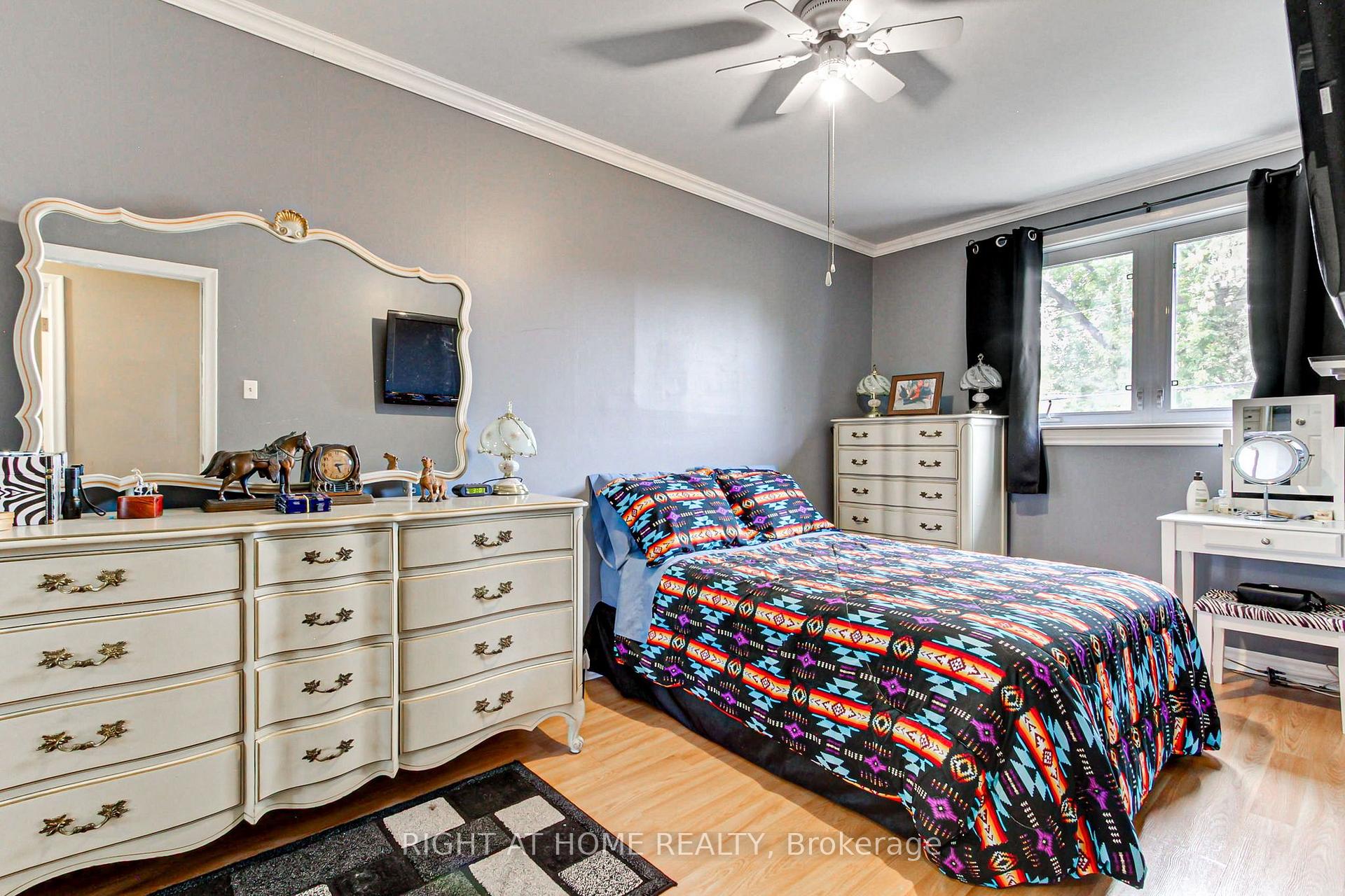 Photo 10 of 30 Kitimat Crescent, Aurora, Aurora Heights — HOMEH