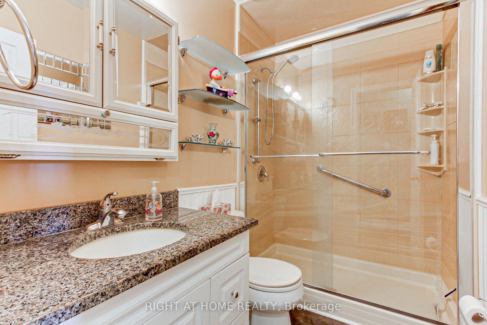 Photo 13 of 30 Kitimat Crescent, Aurora, Aurora Heights — HOMEH