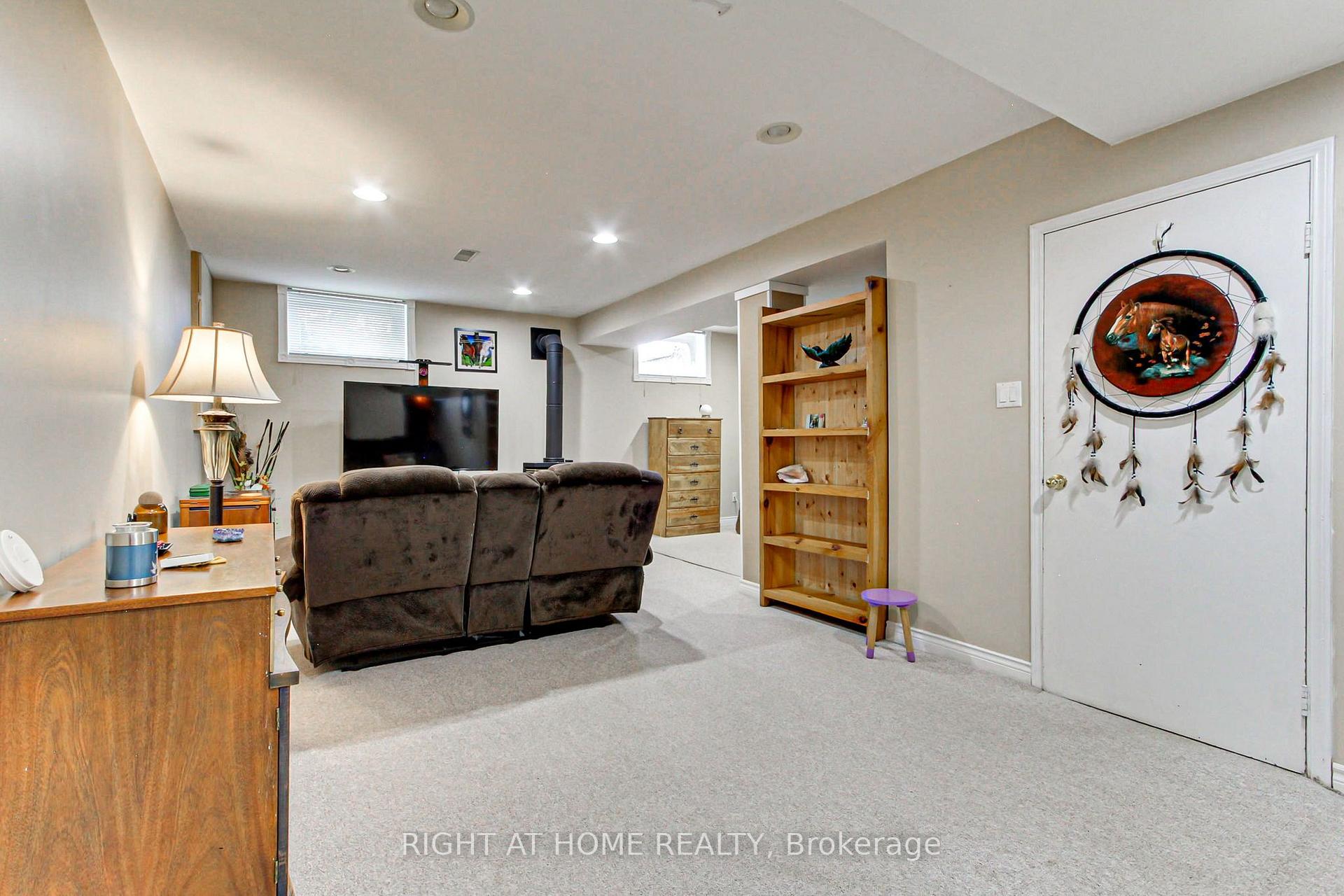 Photo 14 of 30 Kitimat Crescent, Aurora, Aurora Heights — HOMEH