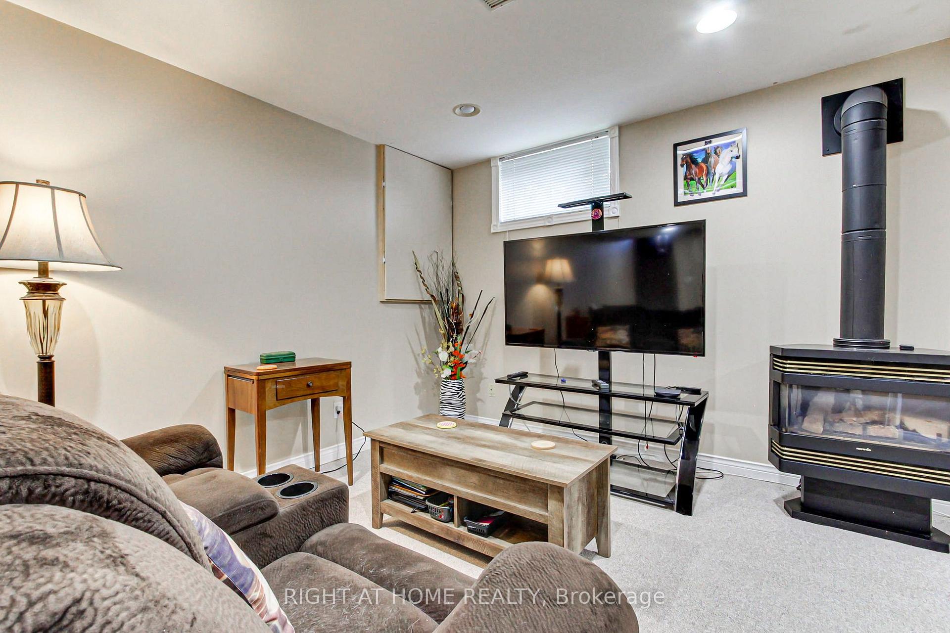Photo 15 of 30 Kitimat Crescent, Aurora, Aurora Heights — HOMEH