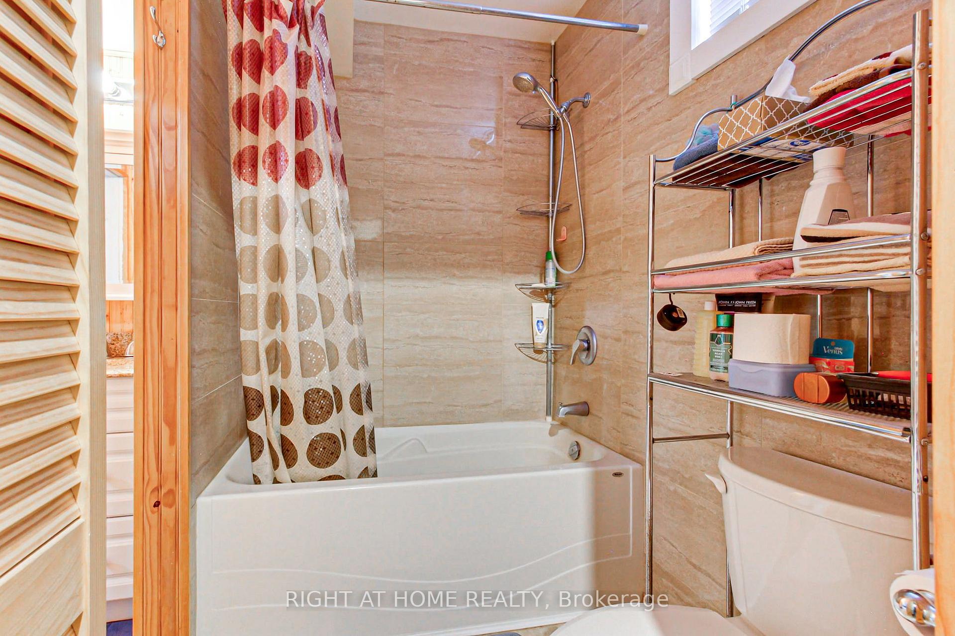 Photo 18 of 30 Kitimat Crescent, Aurora, Aurora Heights — HOMEH