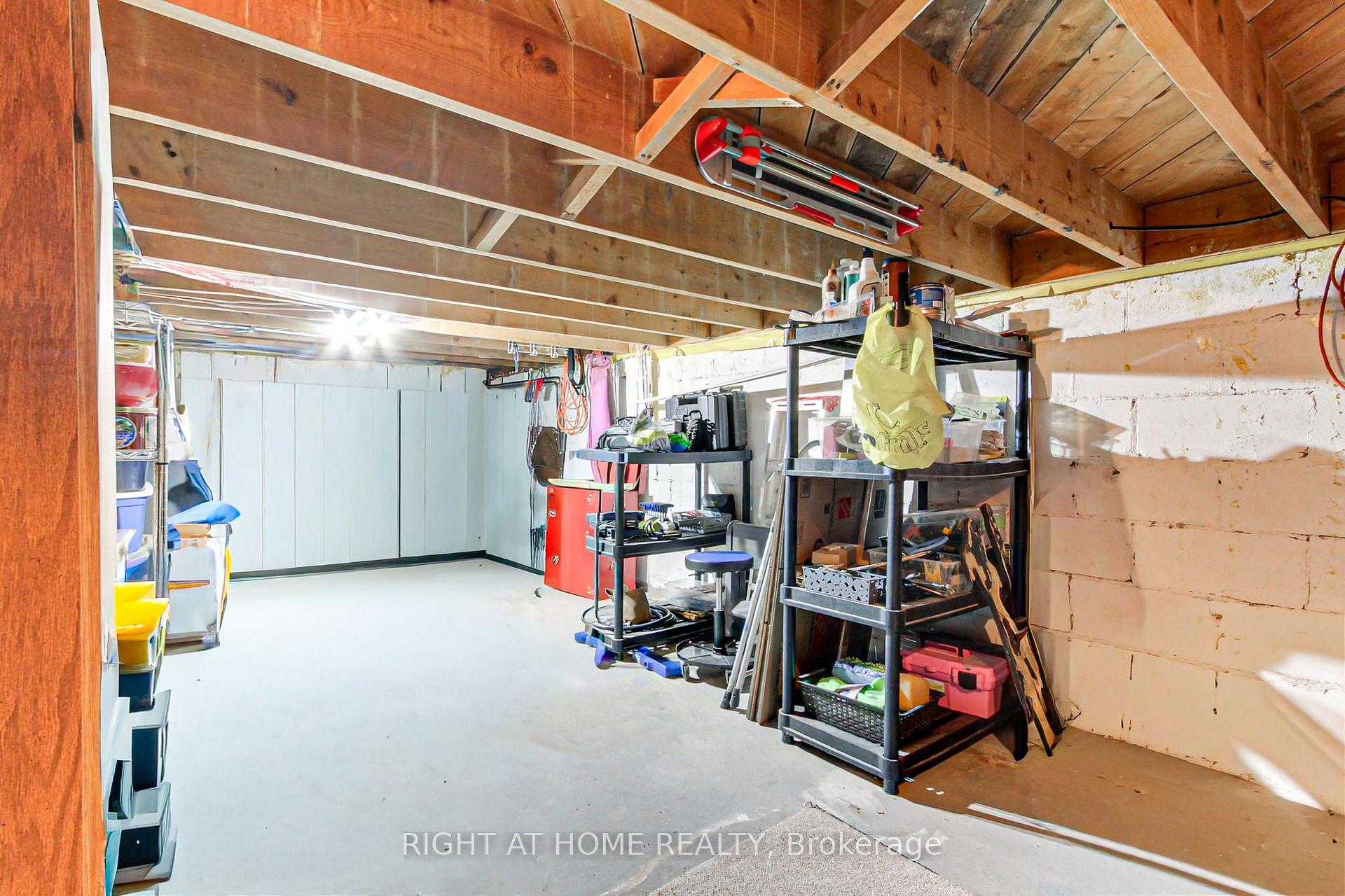 Photo 20 of 30 Kitimat Crescent, Aurora, Aurora Heights — HOMEH
