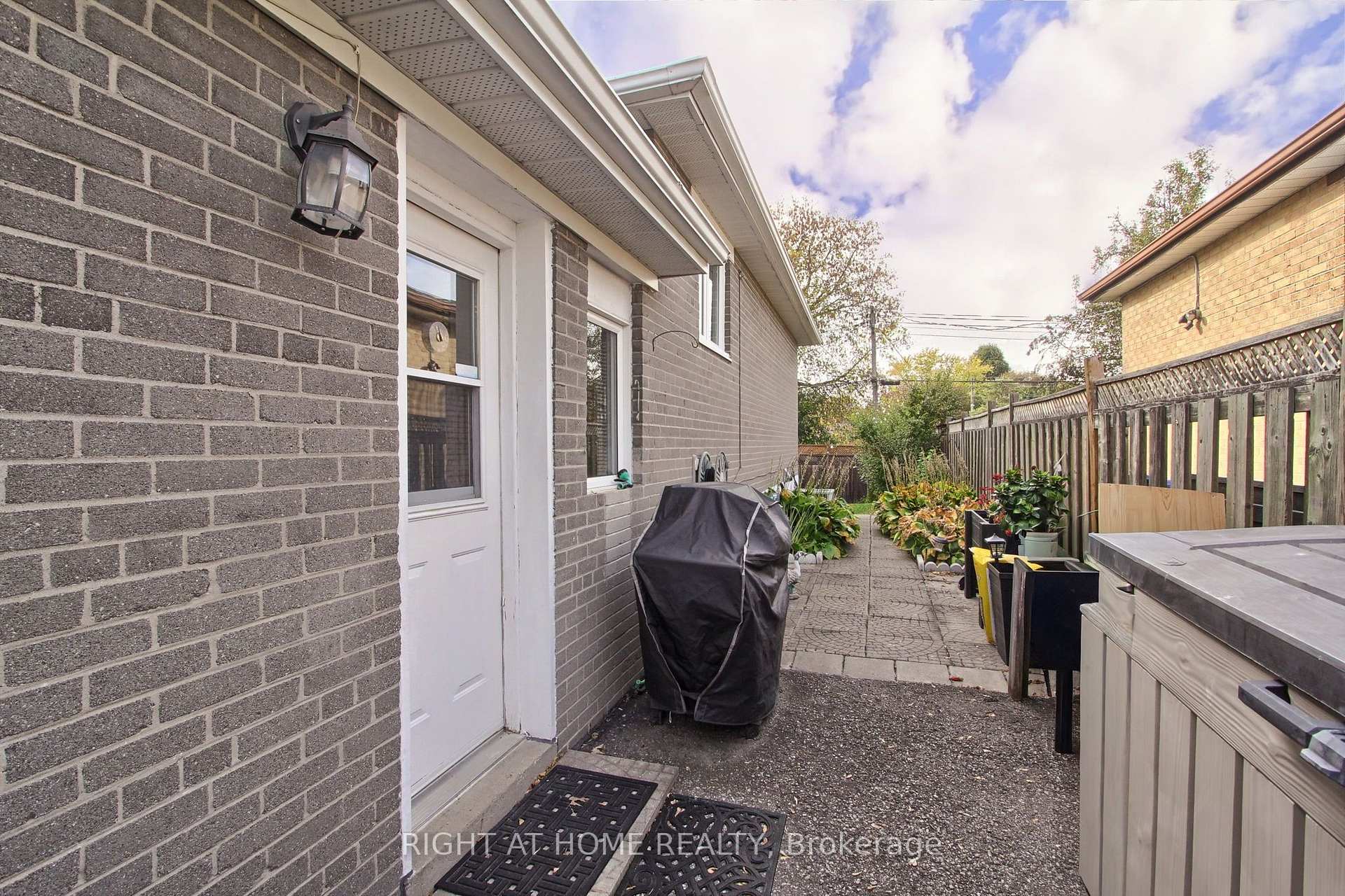 Photo 24 of 30 Kitimat Crescent, Aurora, Aurora Heights — HOMEH