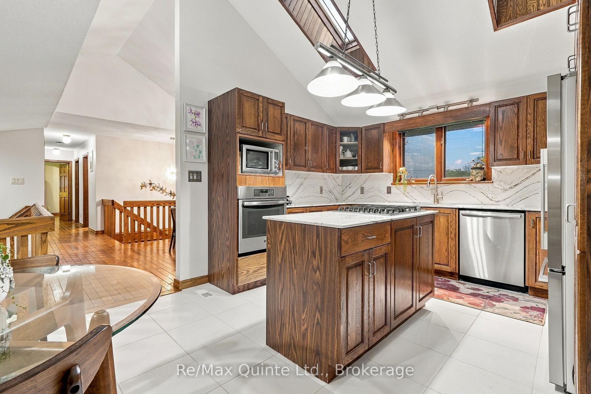 Photo 17 of 40 Wallbridge Circle, Prince Edward County, Ameliasburg Ward — HOMEH