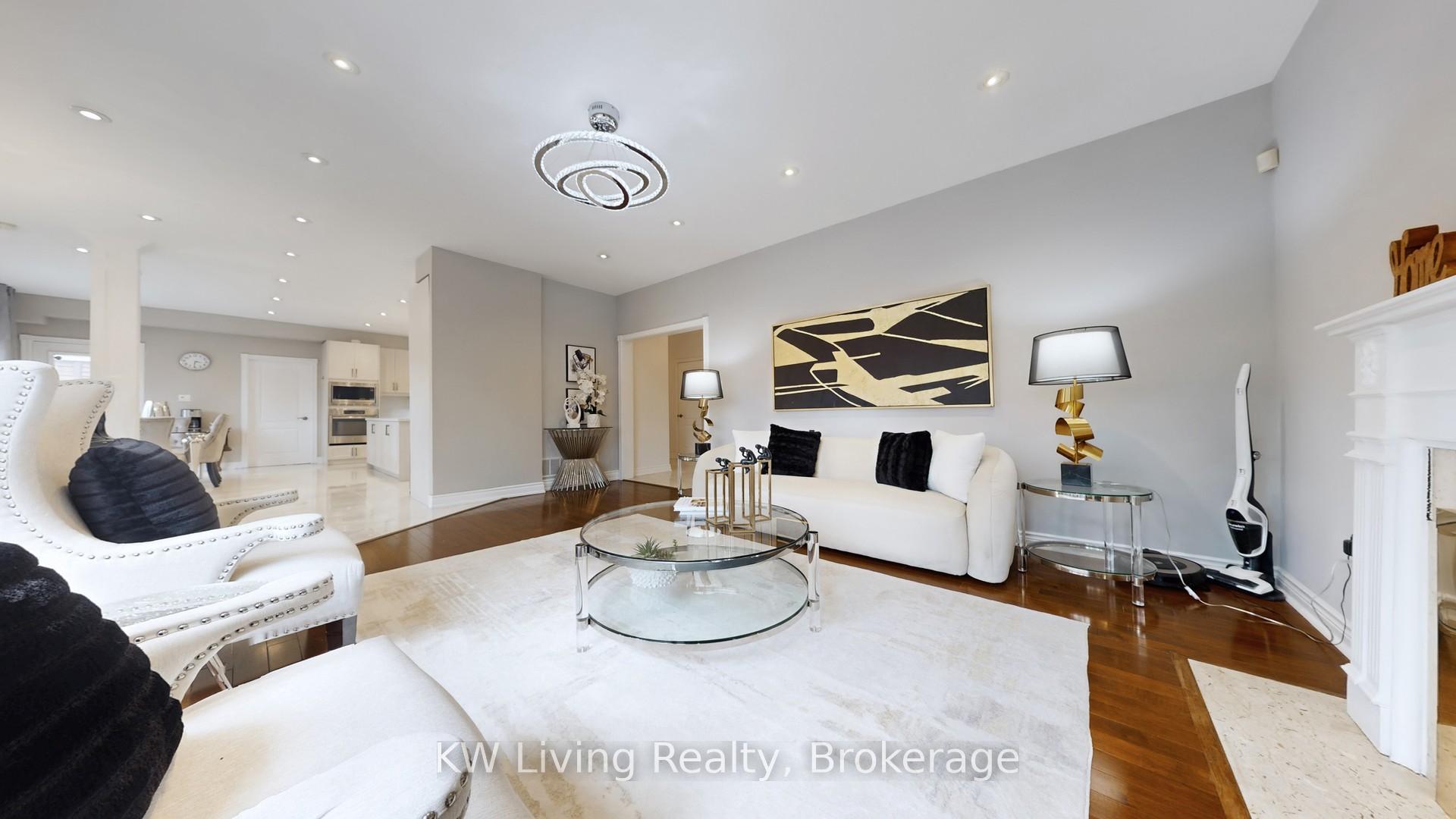 Photo 11 of 19 Spadina Road, Richmond Hill, Bayview Hill — HOMEH