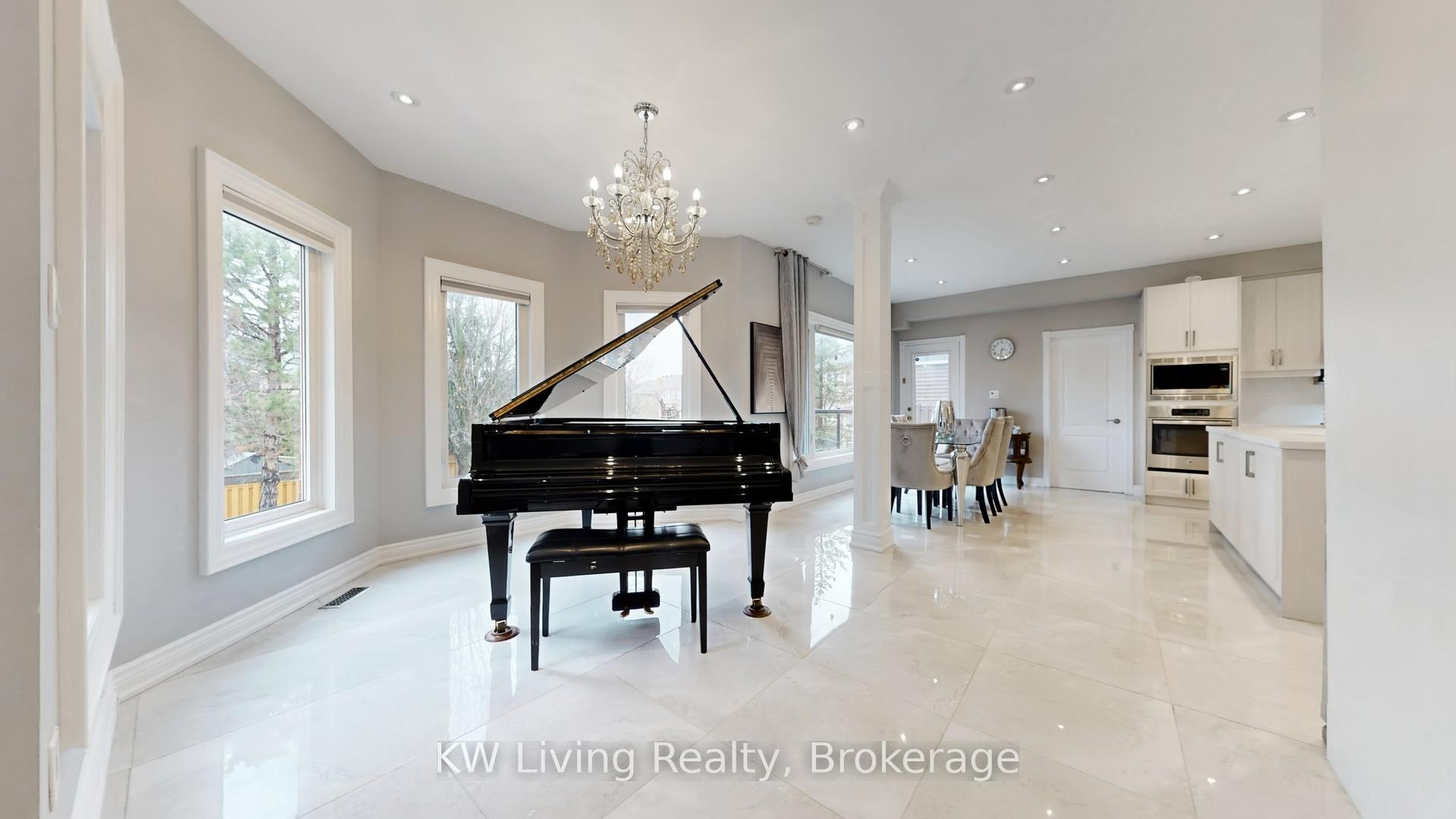Photo 13 of 19 Spadina Road, Richmond Hill, Bayview Hill — HOMEH