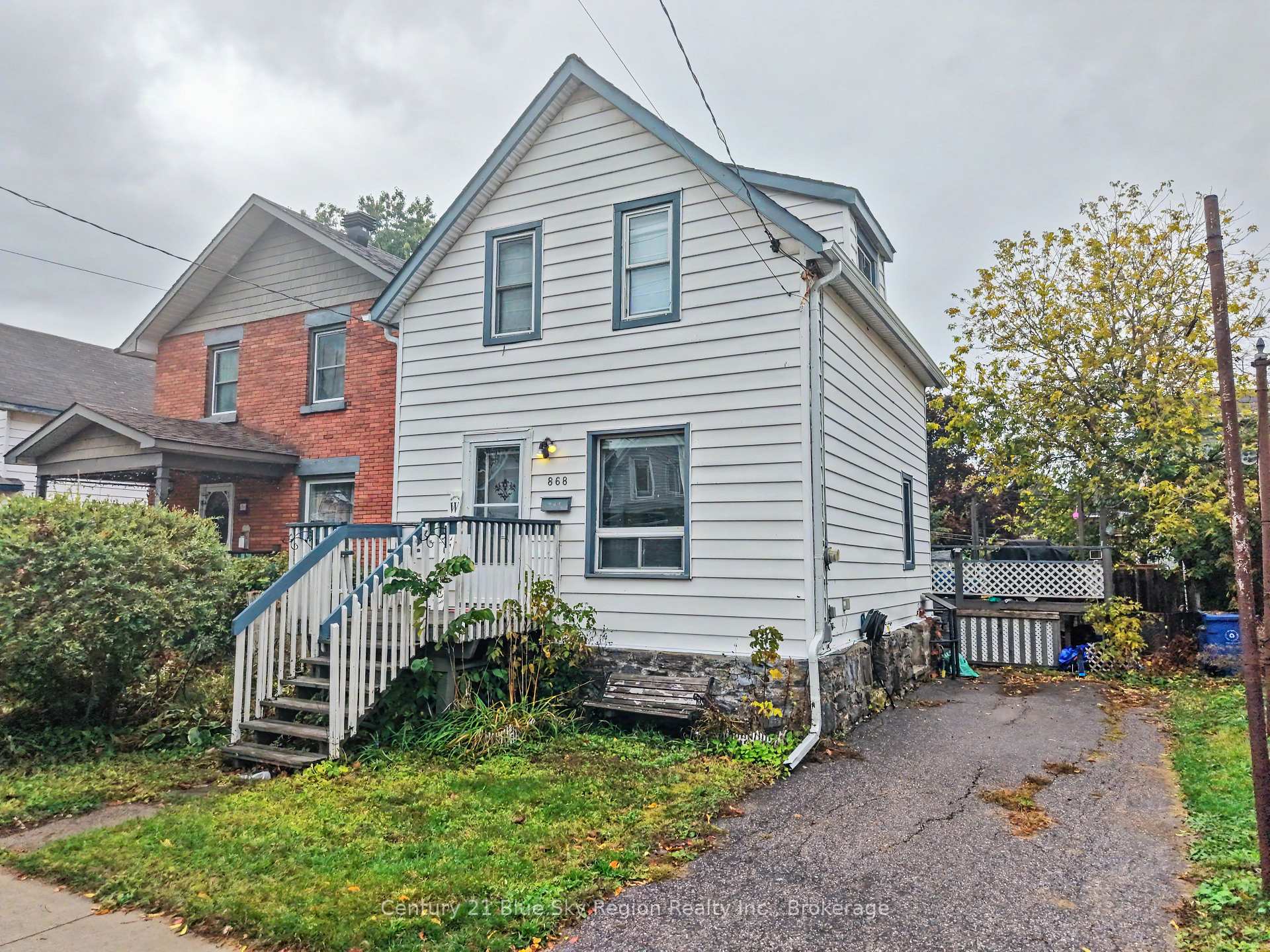 Front of 868 Wyld Street