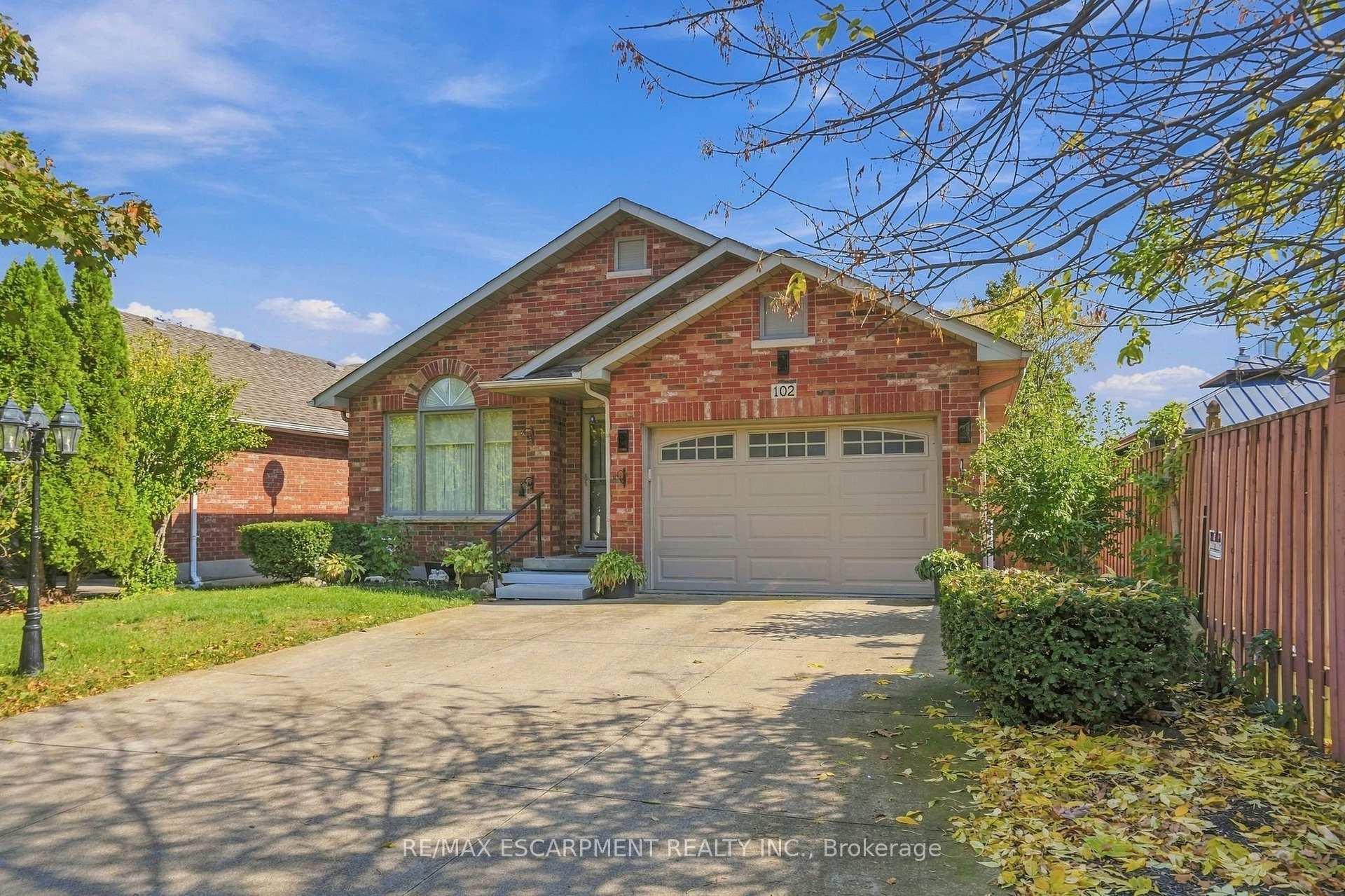 Photo 2 of 102 Cove Crescent, Hamilton, Stoney Creek — HOMEH
