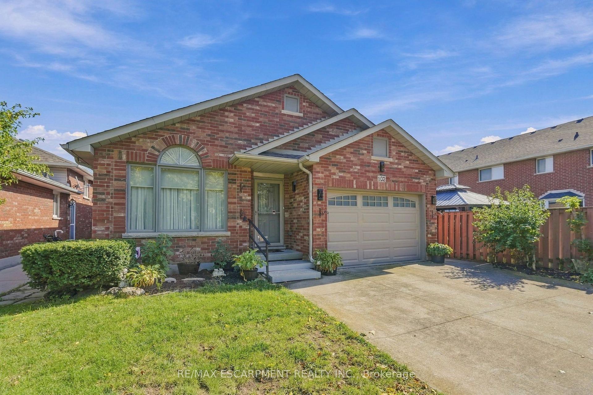 Photo 3 of 102 Cove Crescent, Hamilton, Stoney Creek — HOMEH