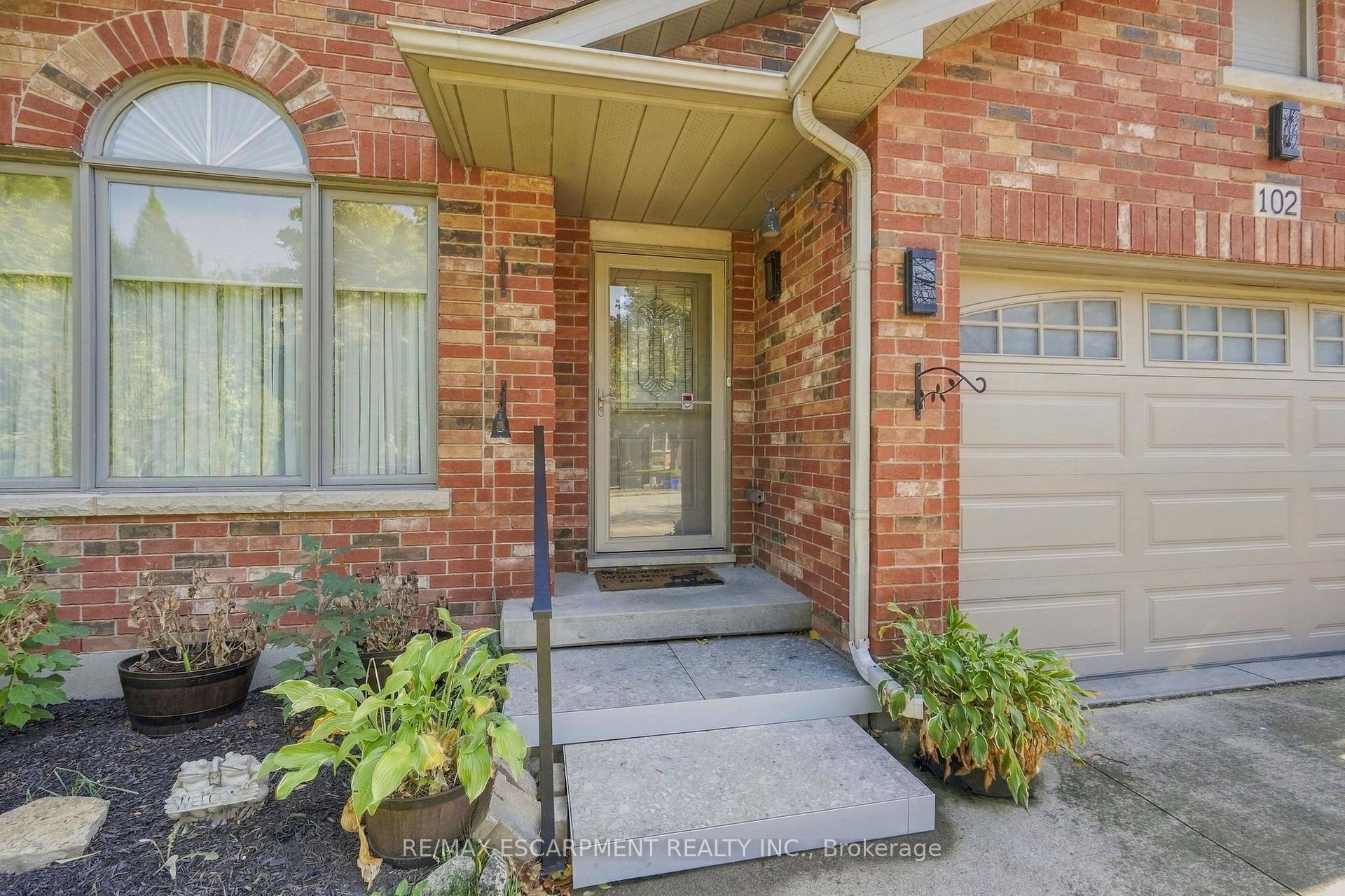 Photo 4 of 102 Cove Crescent, Hamilton, Stoney Creek — HOMEH