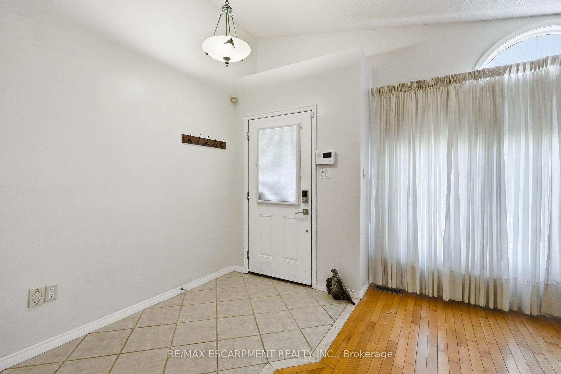 Photo 5 of 102 Cove Crescent, Hamilton, Stoney Creek — HOMEH