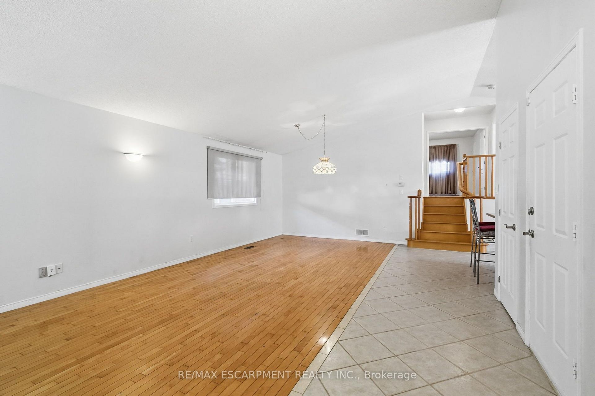 Photo 6 of 102 Cove Crescent, Hamilton, Stoney Creek — HOMEH