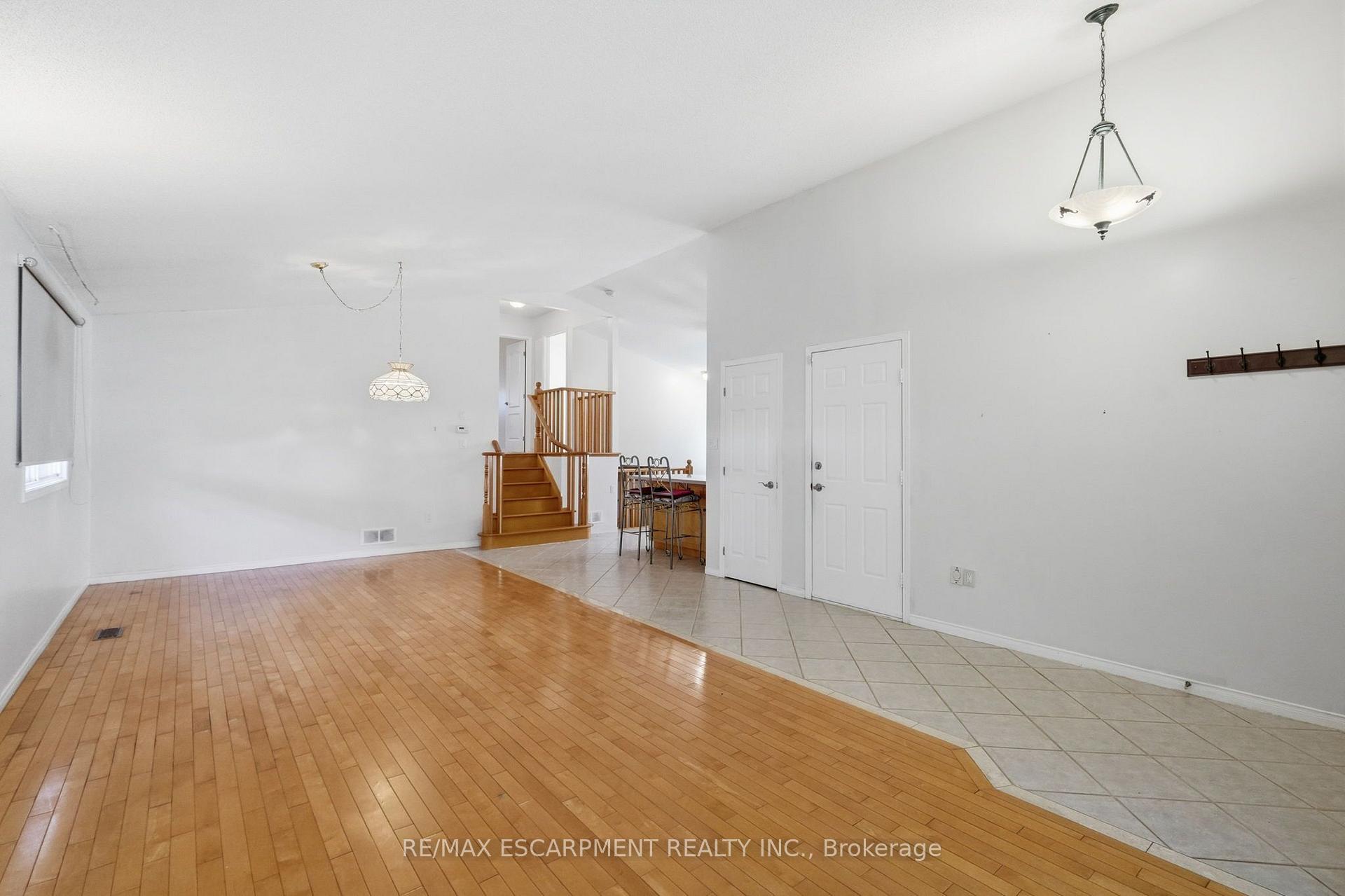 Photo 7 of 102 Cove Crescent, Hamilton, Stoney Creek — HOMEH