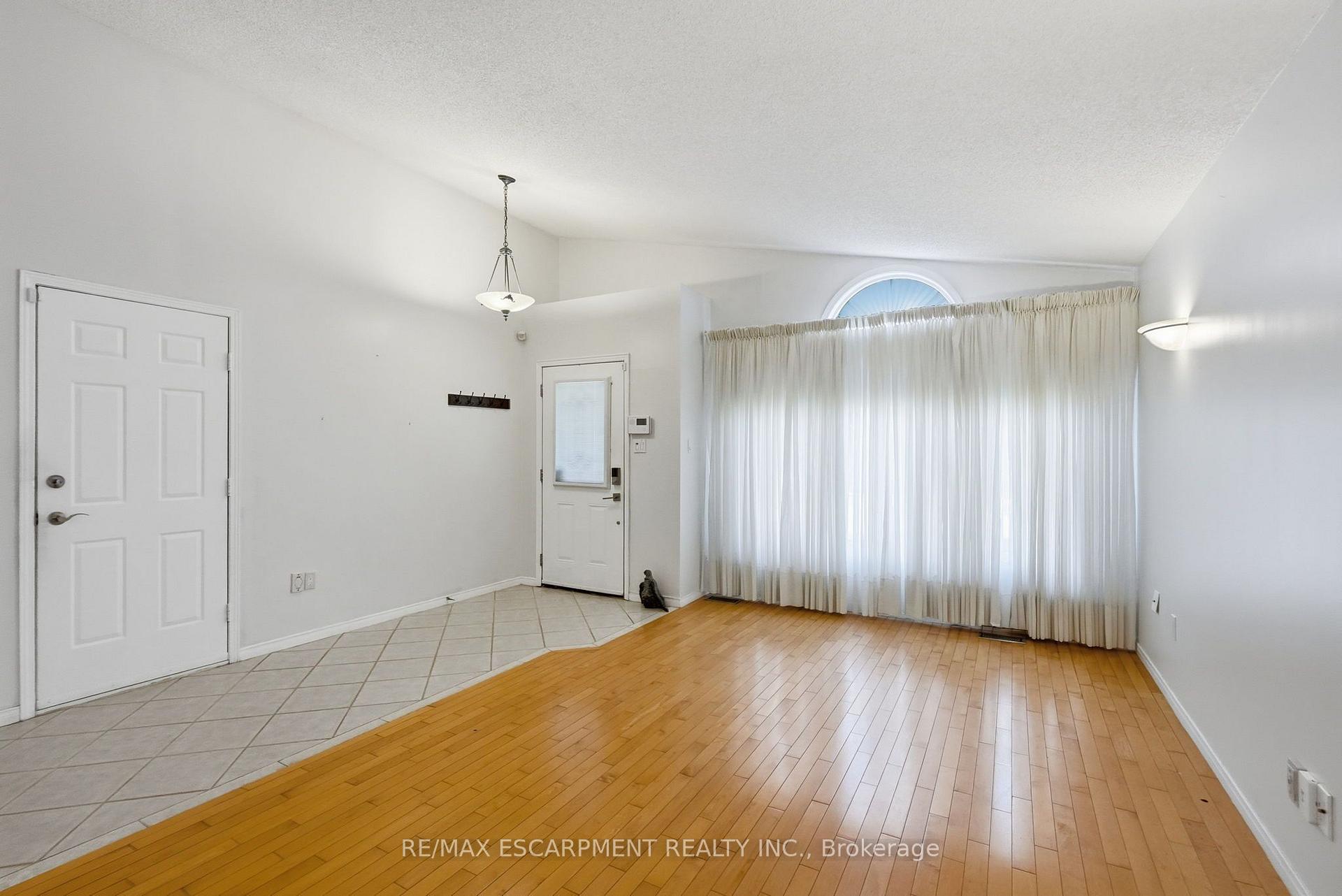 Photo 8 of 102 Cove Crescent, Hamilton, Stoney Creek — HOMEH