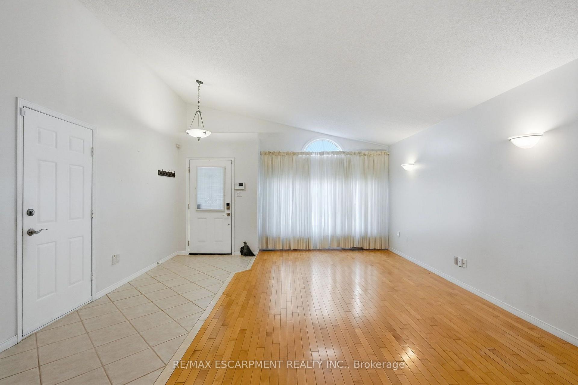 Photo 9 of 102 Cove Crescent, Hamilton, Stoney Creek — HOMEH