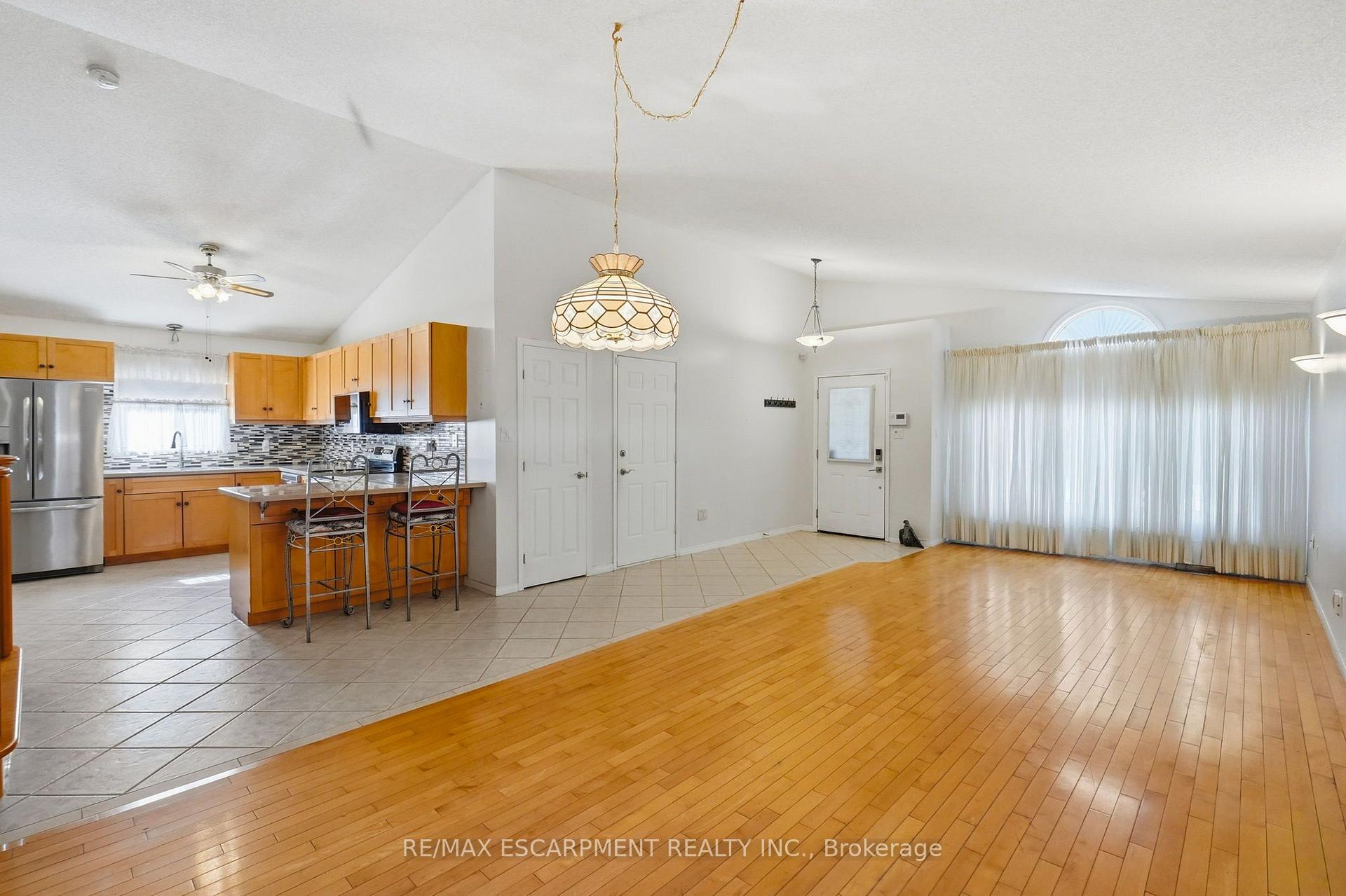 Photo 10 of 102 Cove Crescent, Hamilton, Stoney Creek — HOMEH