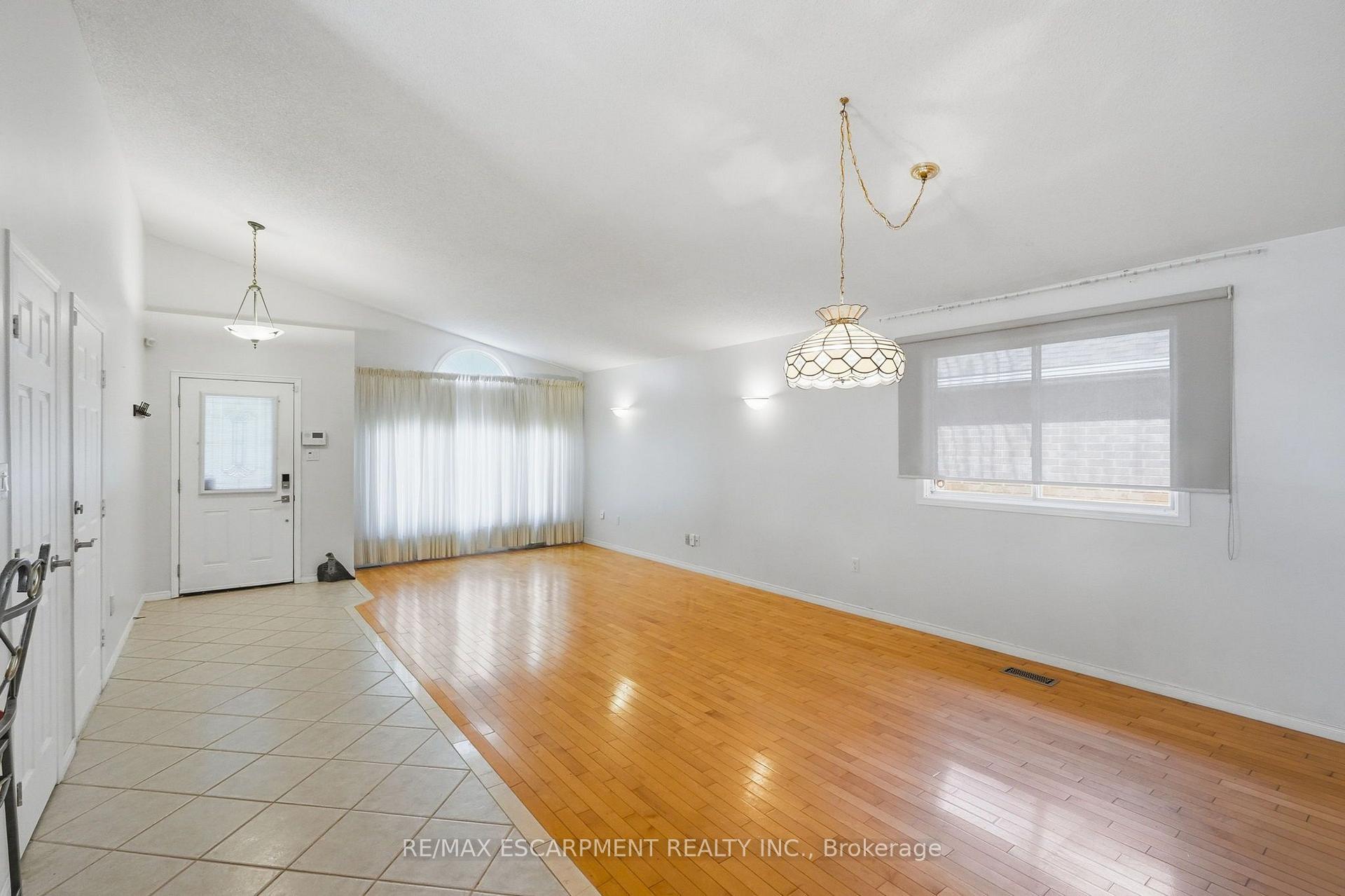 Photo 11 of 102 Cove Crescent, Hamilton, Stoney Creek — HOMEH