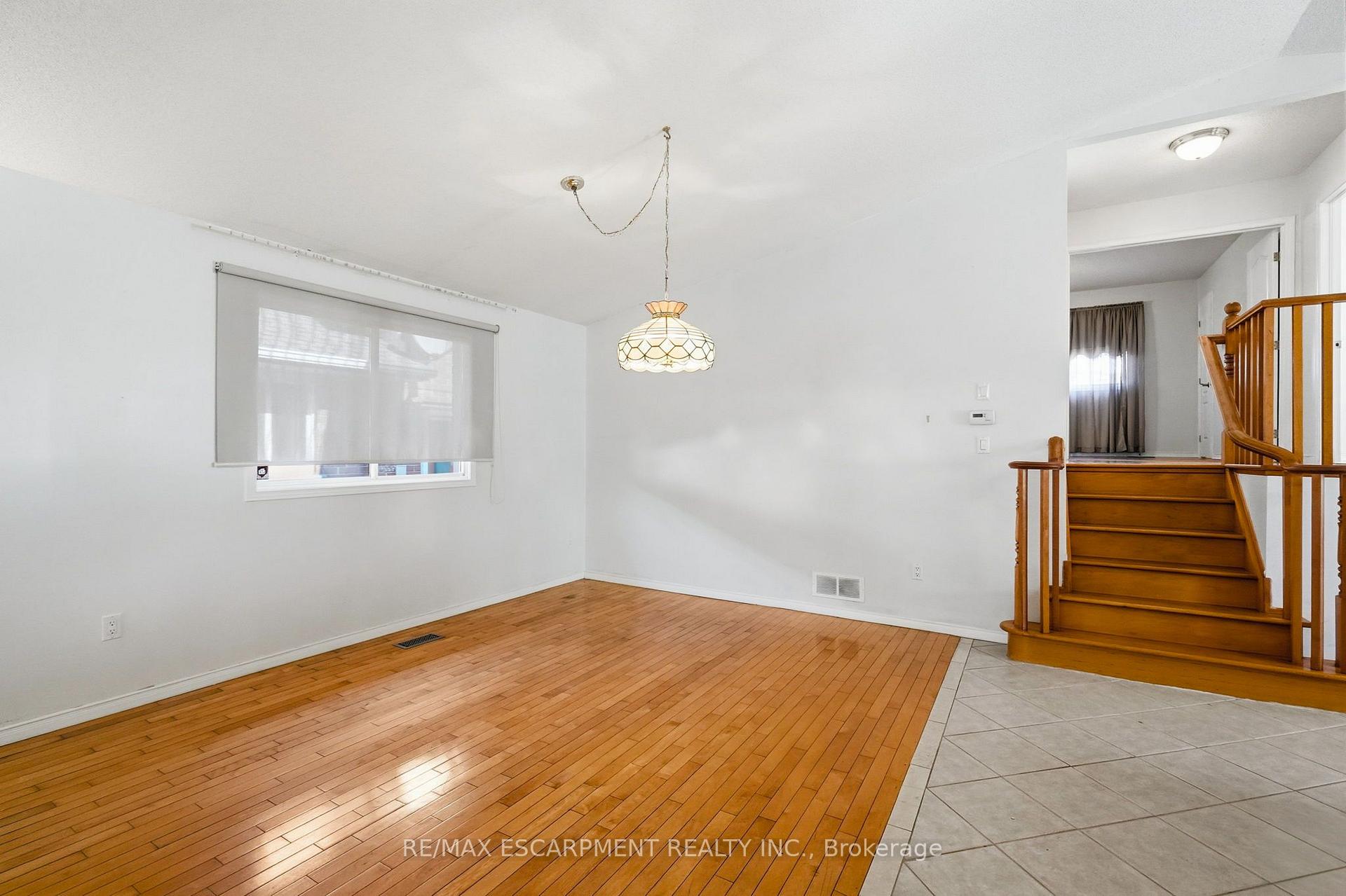 Photo 13 of 102 Cove Crescent, Hamilton, Stoney Creek — HOMEH
