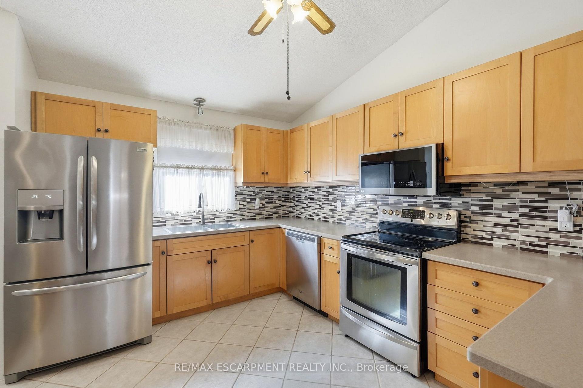 Photo 15 of 102 Cove Crescent, Hamilton, Stoney Creek — HOMEH