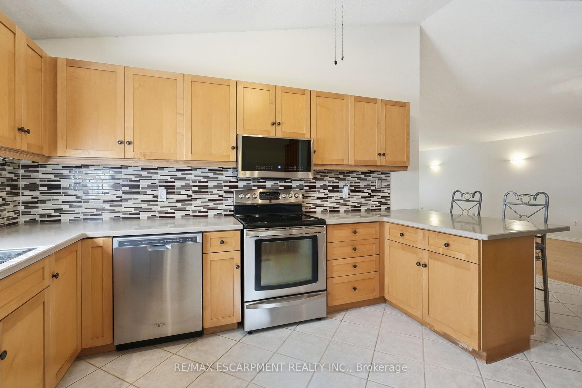 Photo 16 of 102 Cove Crescent, Hamilton, Stoney Creek — HOMEH