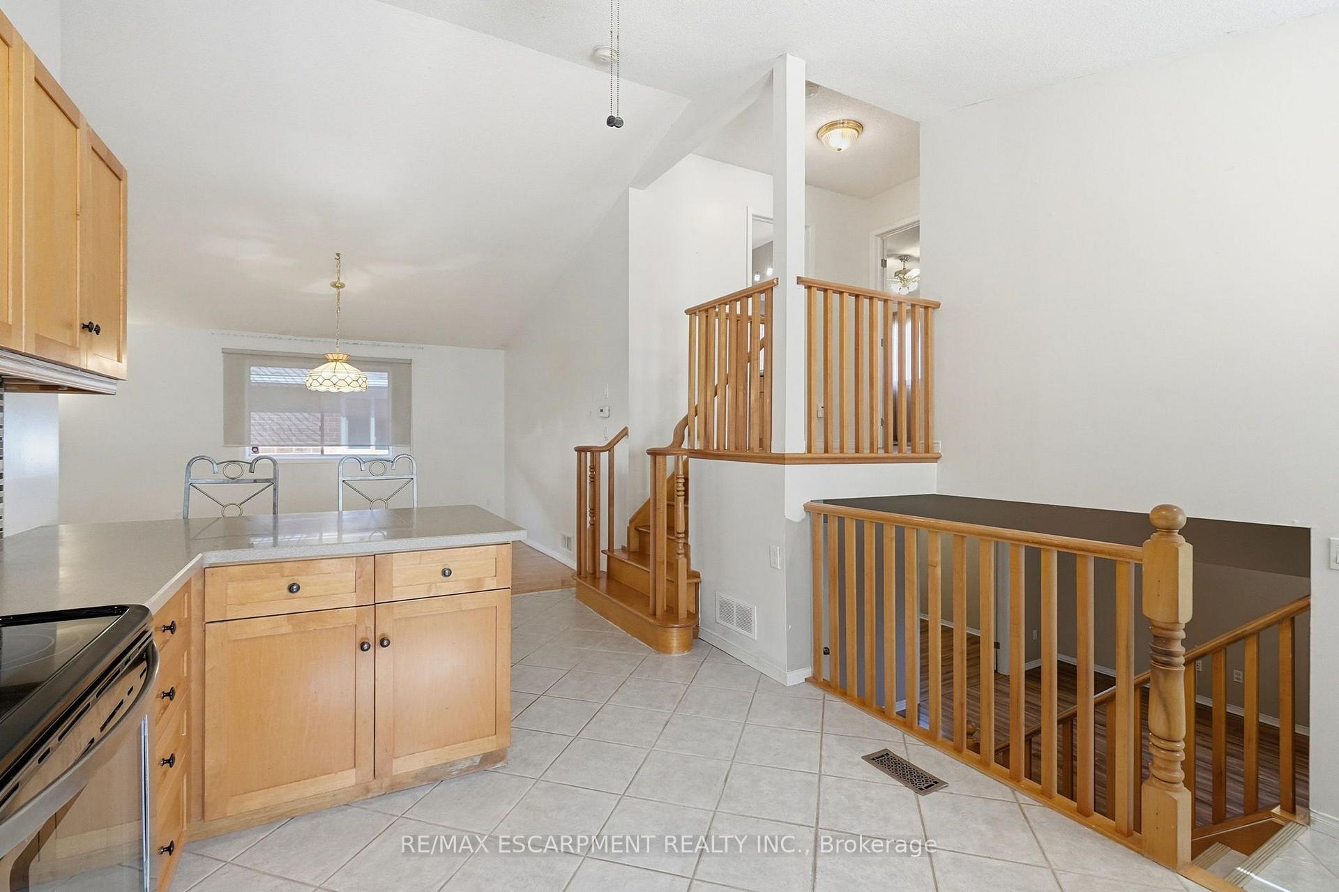 Photo 17 of 102 Cove Crescent, Hamilton, Stoney Creek — HOMEH