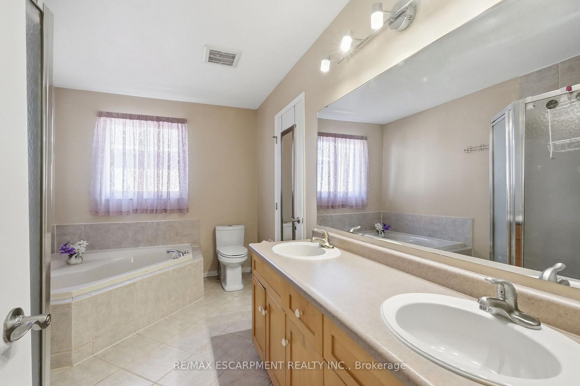 Photo 18 of 102 Cove Crescent, Hamilton, Stoney Creek — HOMEH